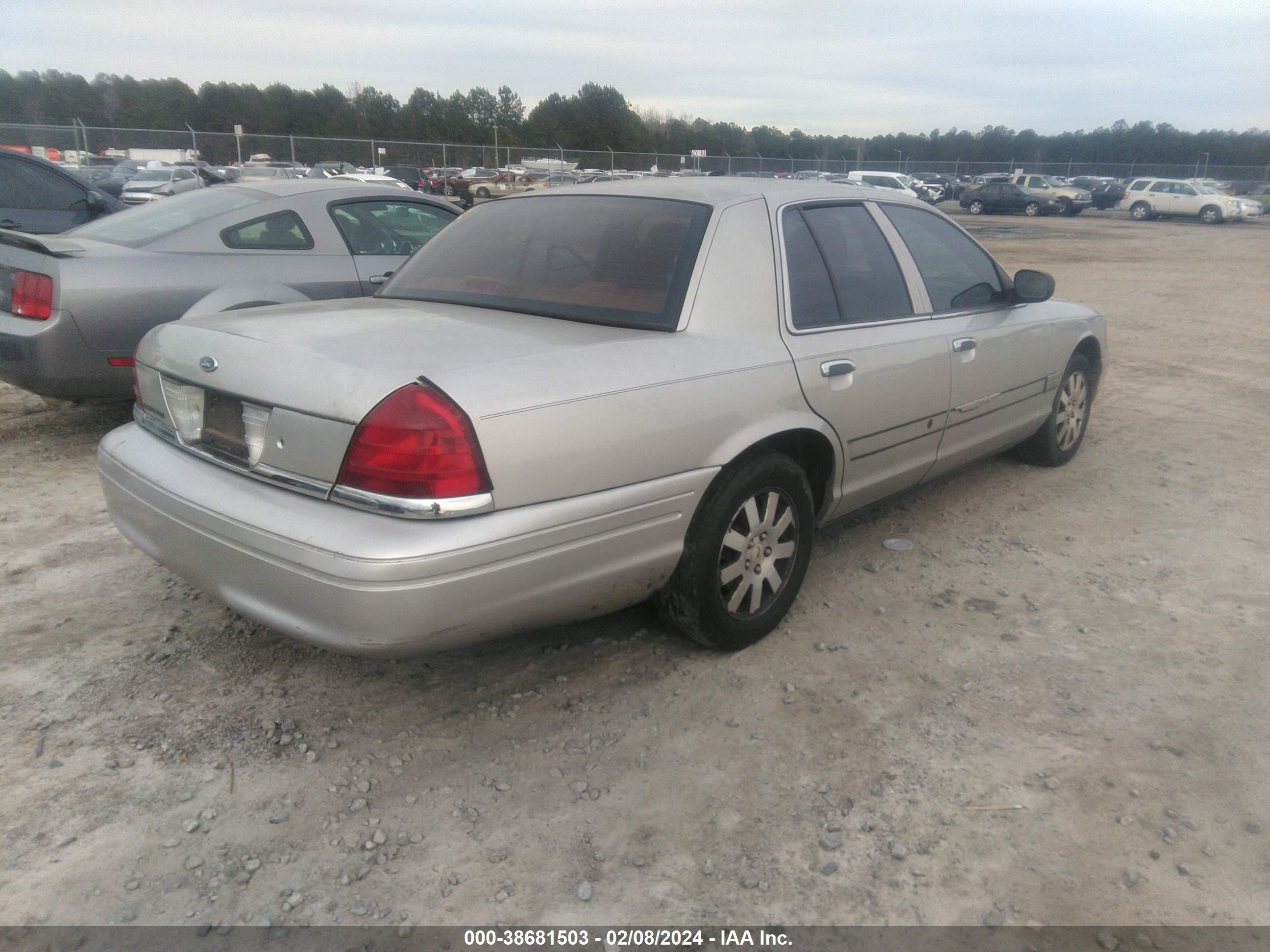 Photo 3 VIN: 2FAFP74V38X126392 - FORD CROWN VICTORIA 