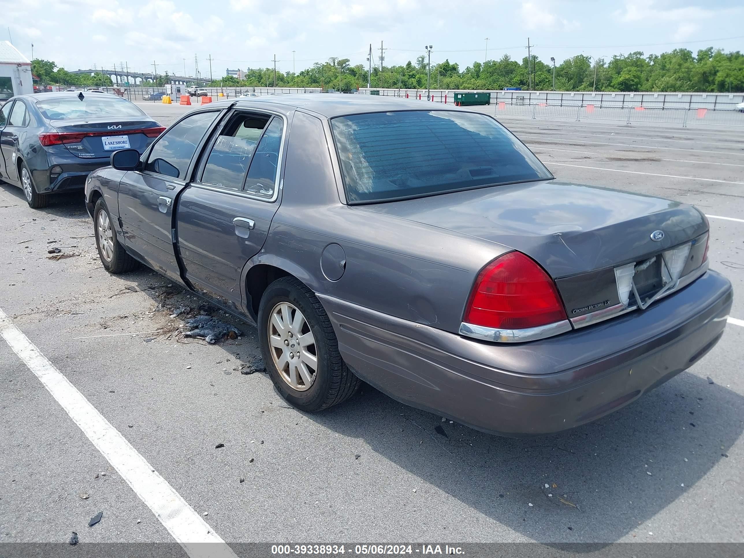 Photo 2 VIN: 2FAFP74V87X124409 - FORD CROWN VICTORIA 