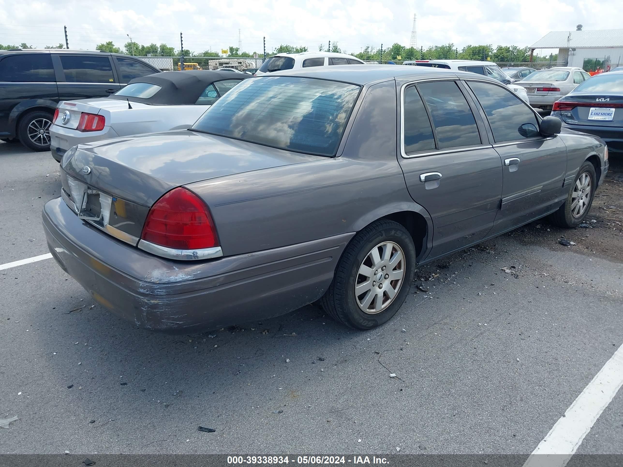 Photo 3 VIN: 2FAFP74V87X124409 - FORD CROWN VICTORIA 