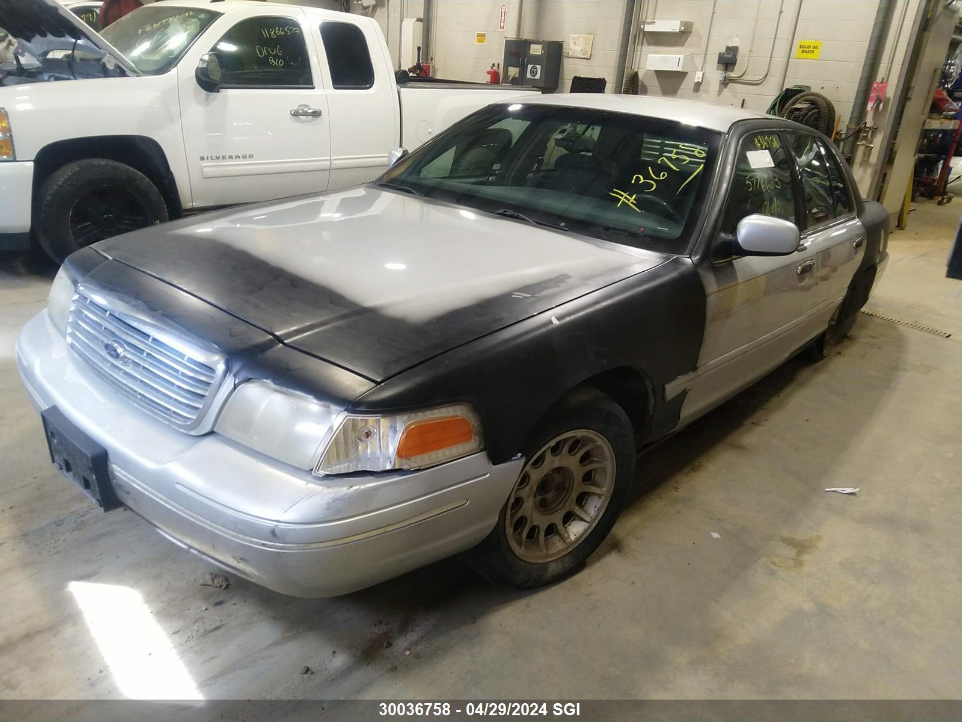 Photo 1 VIN: 2FAFP74W01X167352 - FORD CROWN VICTORIA 