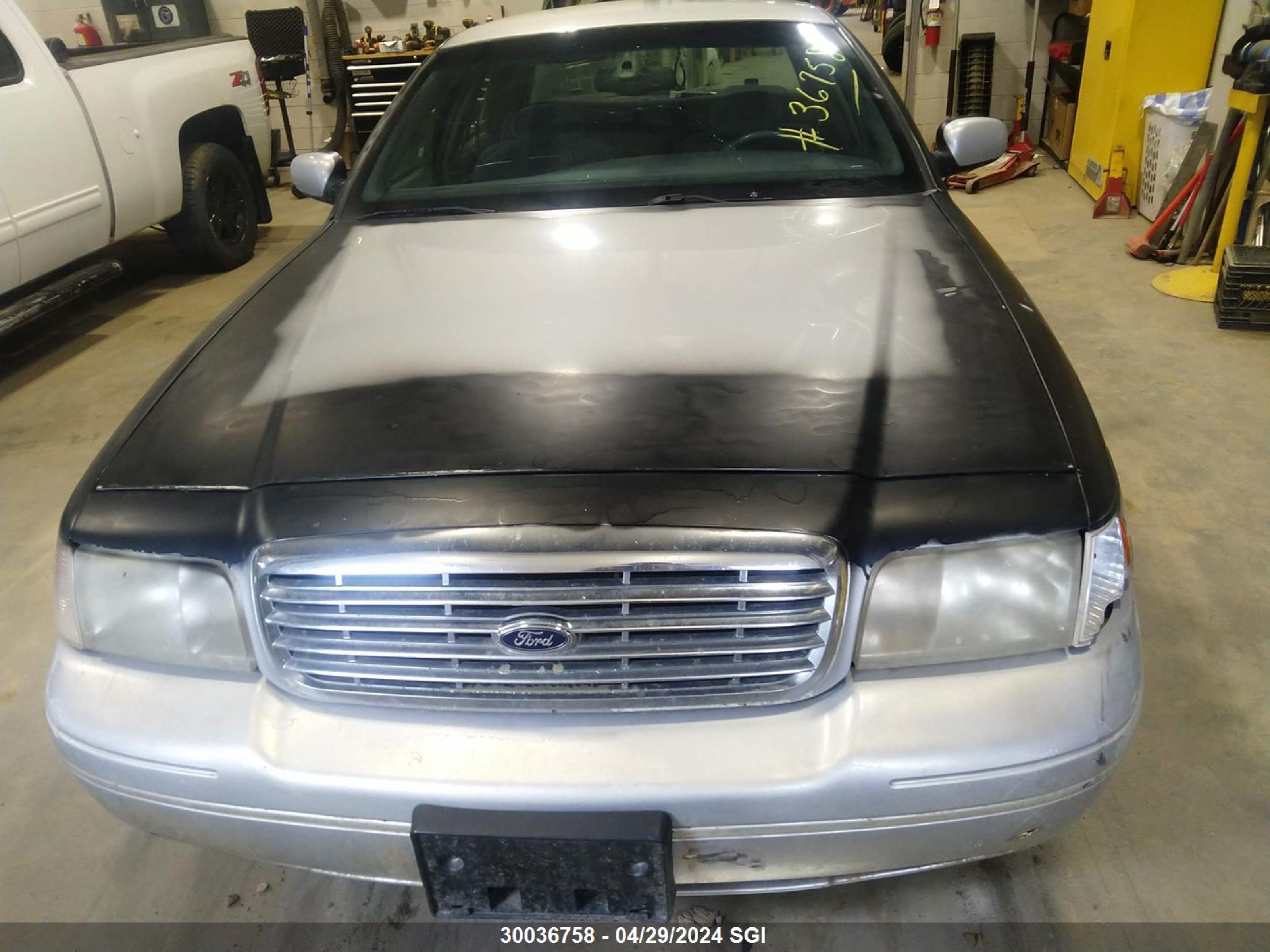 Photo 12 VIN: 2FAFP74W01X167352 - FORD CROWN VICTORIA 