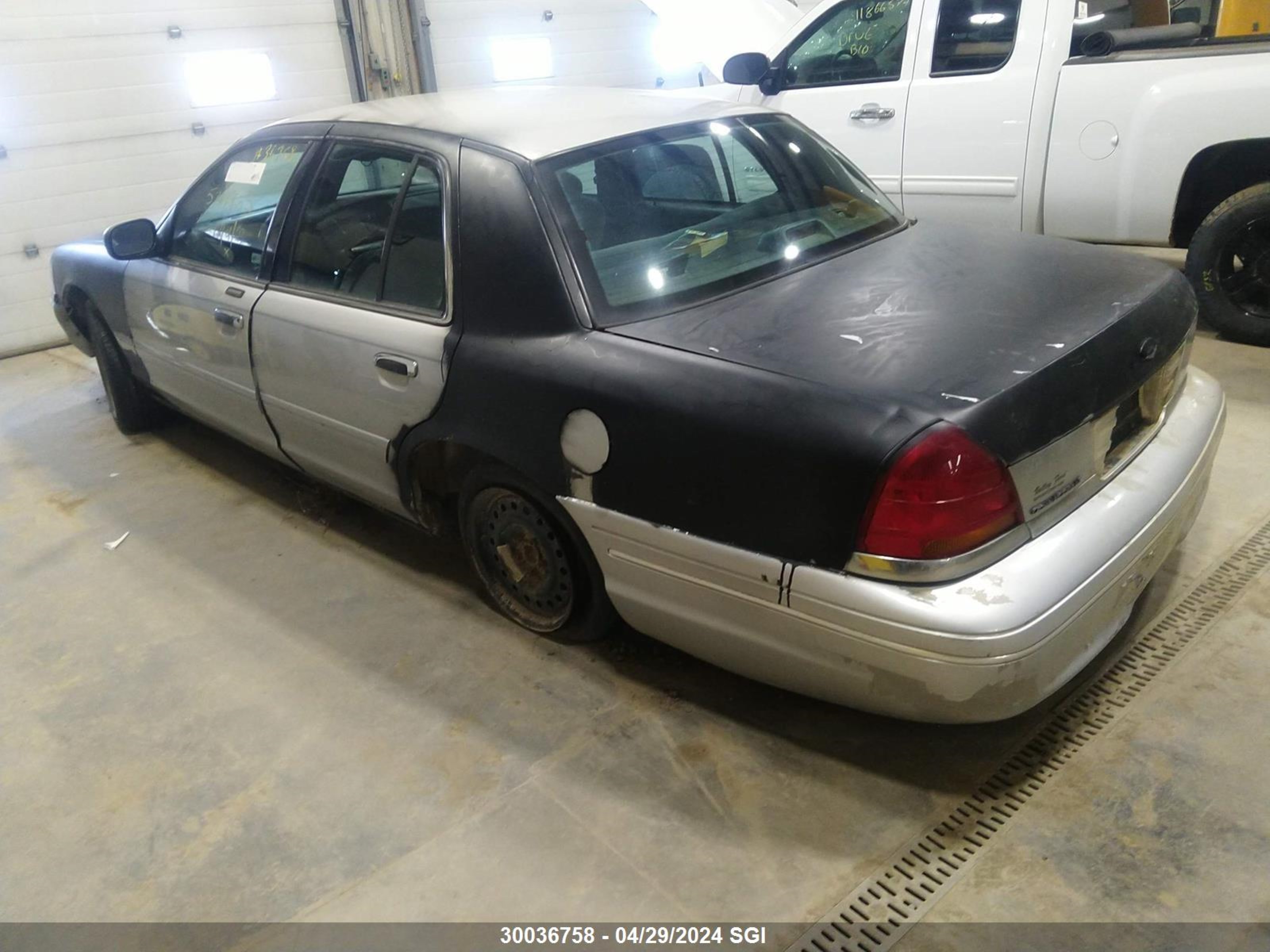 Photo 2 VIN: 2FAFP74W01X167352 - FORD CROWN VICTORIA 