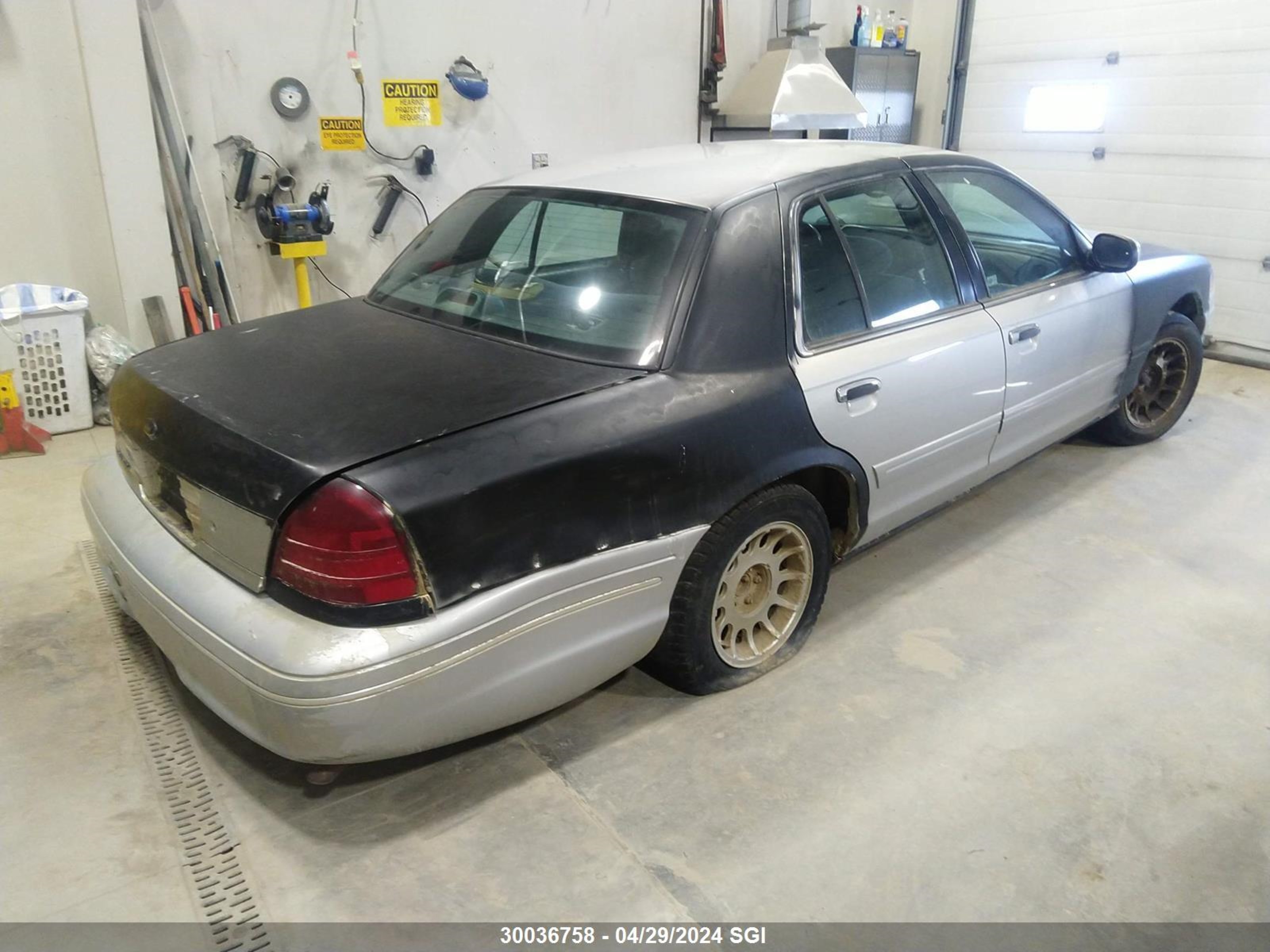 Photo 3 VIN: 2FAFP74W01X167352 - FORD CROWN VICTORIA 