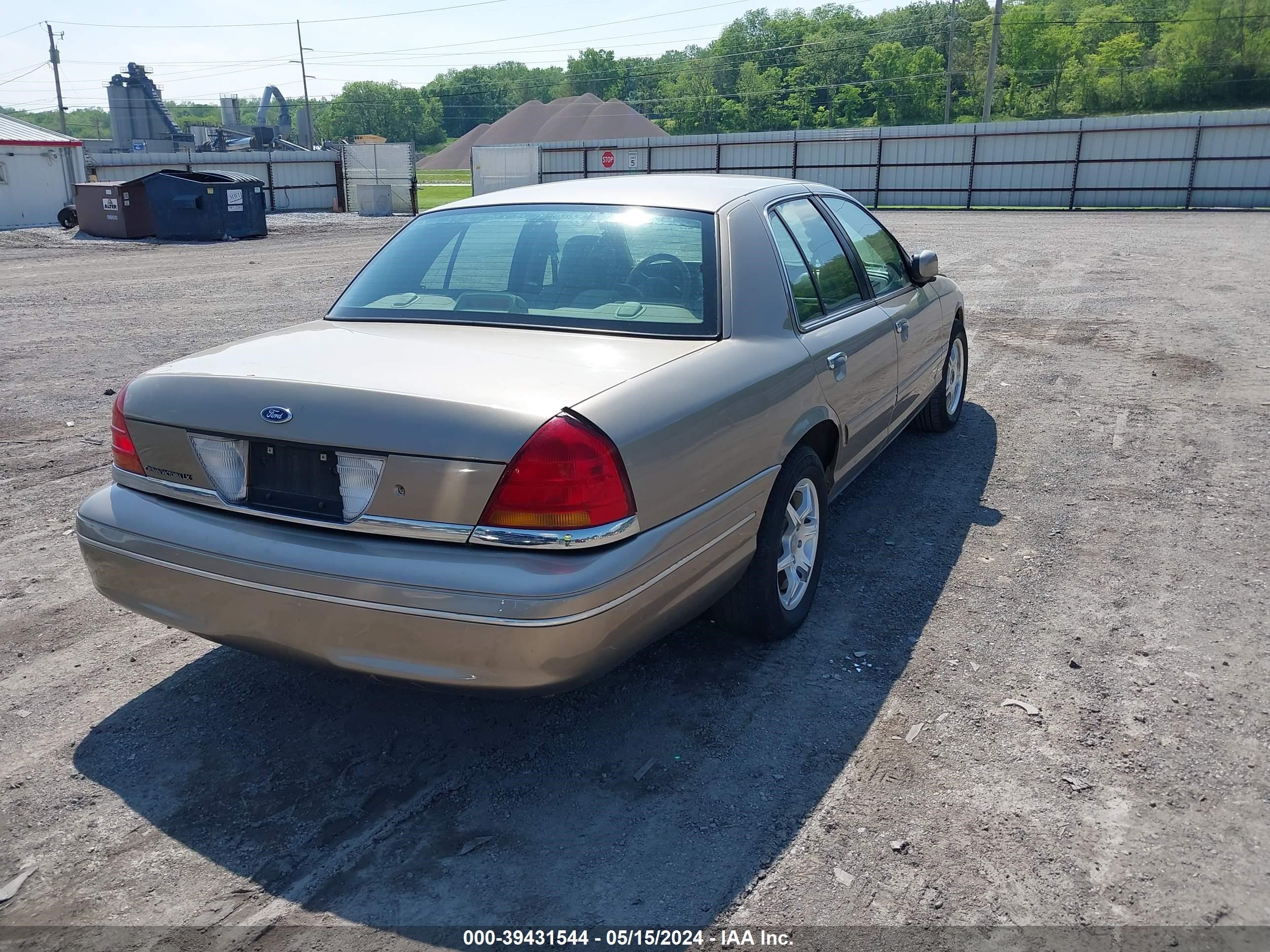 Photo 3 VIN: 2FAFP74W03X130496 - FORD CROWN VICTORIA 