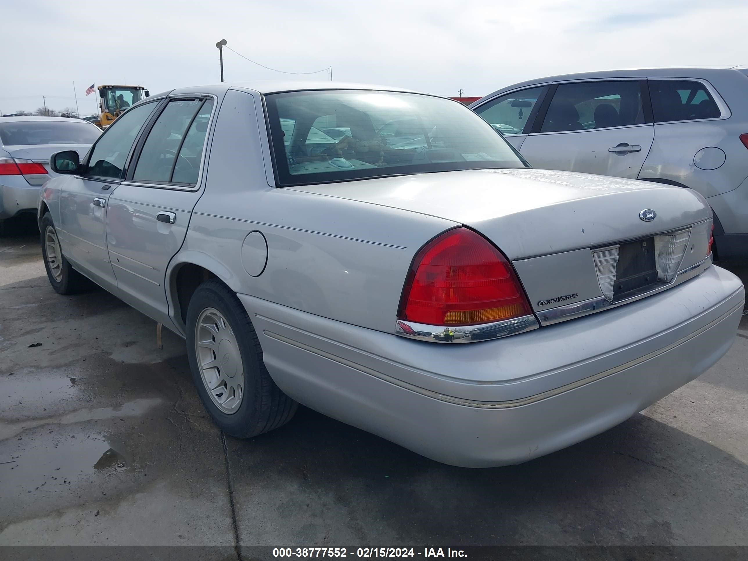 Photo 2 VIN: 2FAFP74W11X103367 - FORD CROWN VICTORIA 