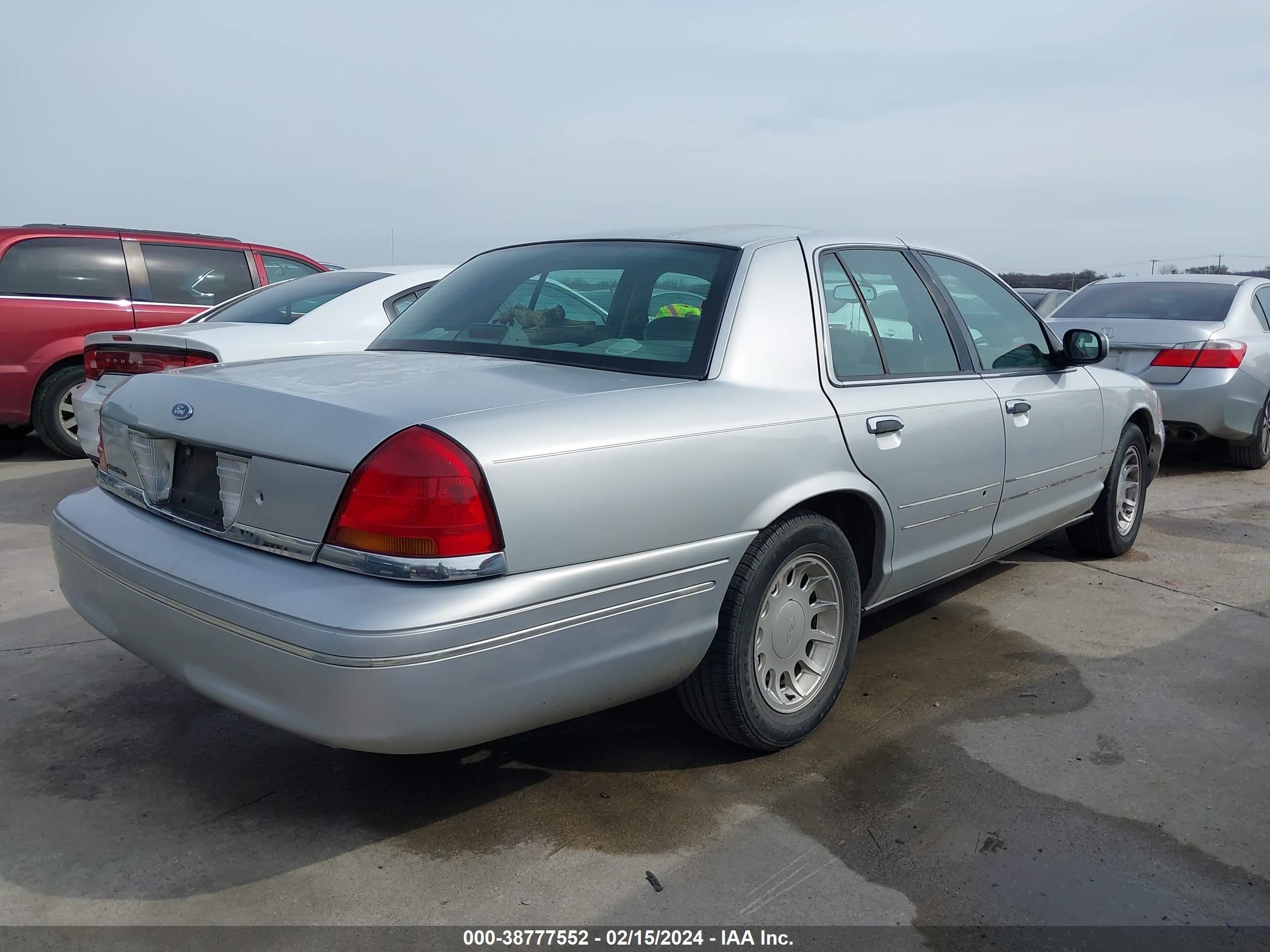 Photo 3 VIN: 2FAFP74W11X103367 - FORD CROWN VICTORIA 