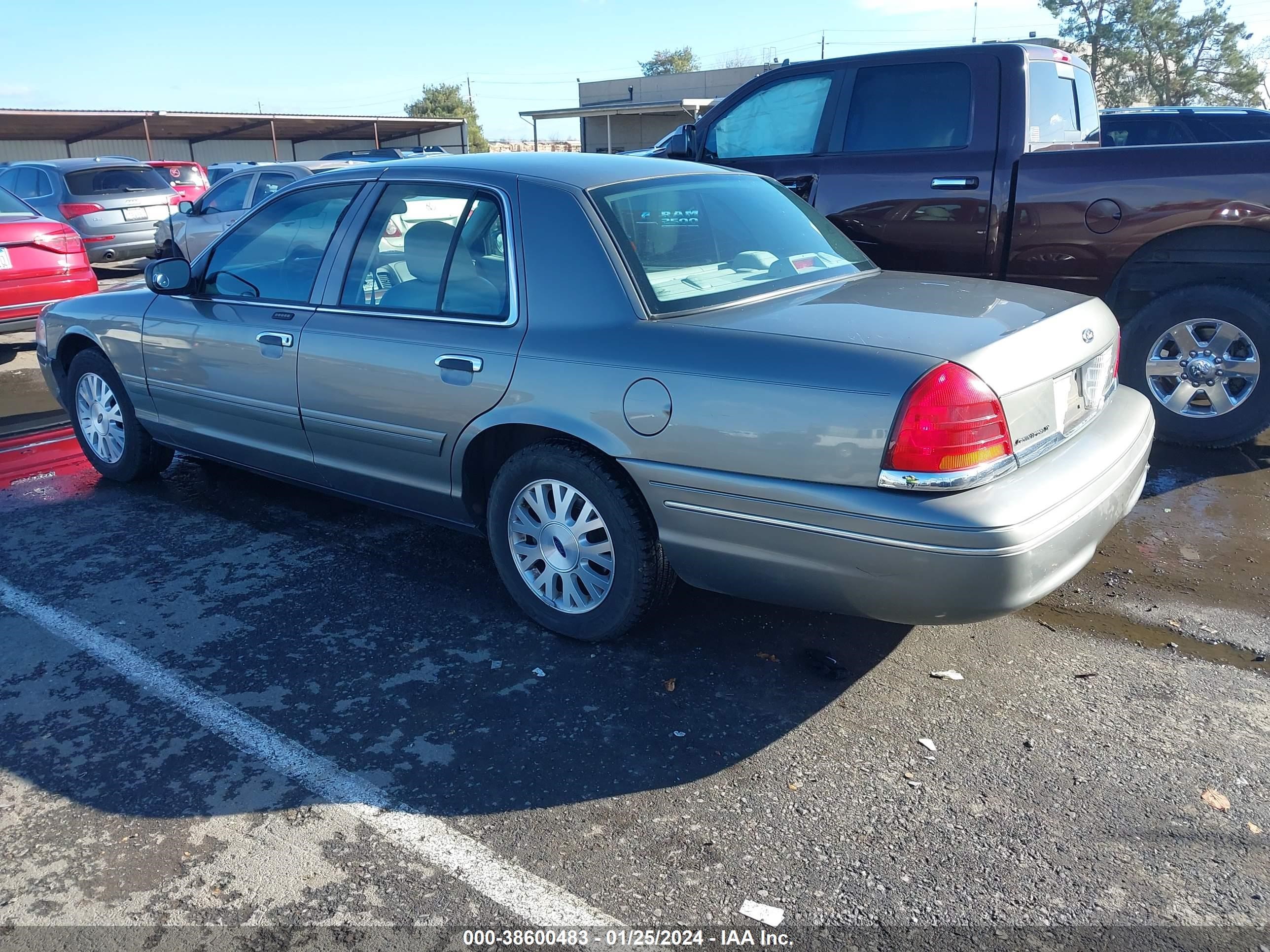 Photo 2 VIN: 2FAFP74W13X224659 - FORD CROWN VICTORIA 