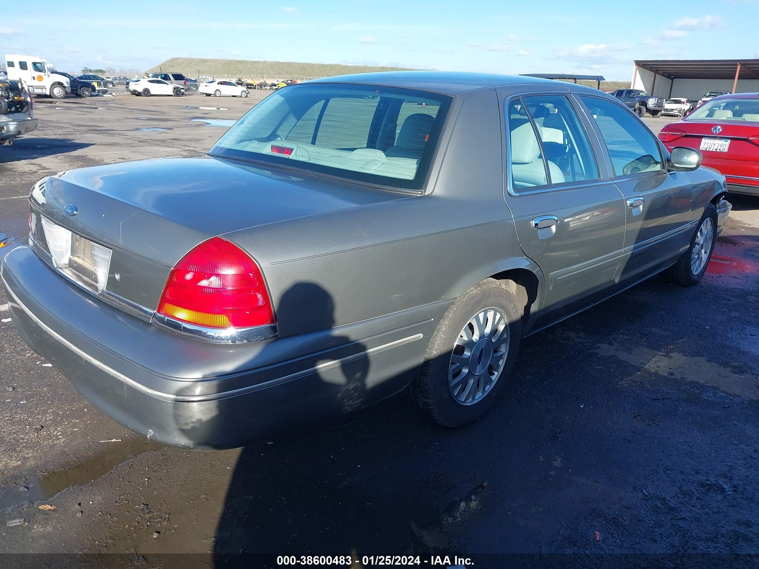 Photo 3 VIN: 2FAFP74W13X224659 - FORD CROWN VICTORIA 