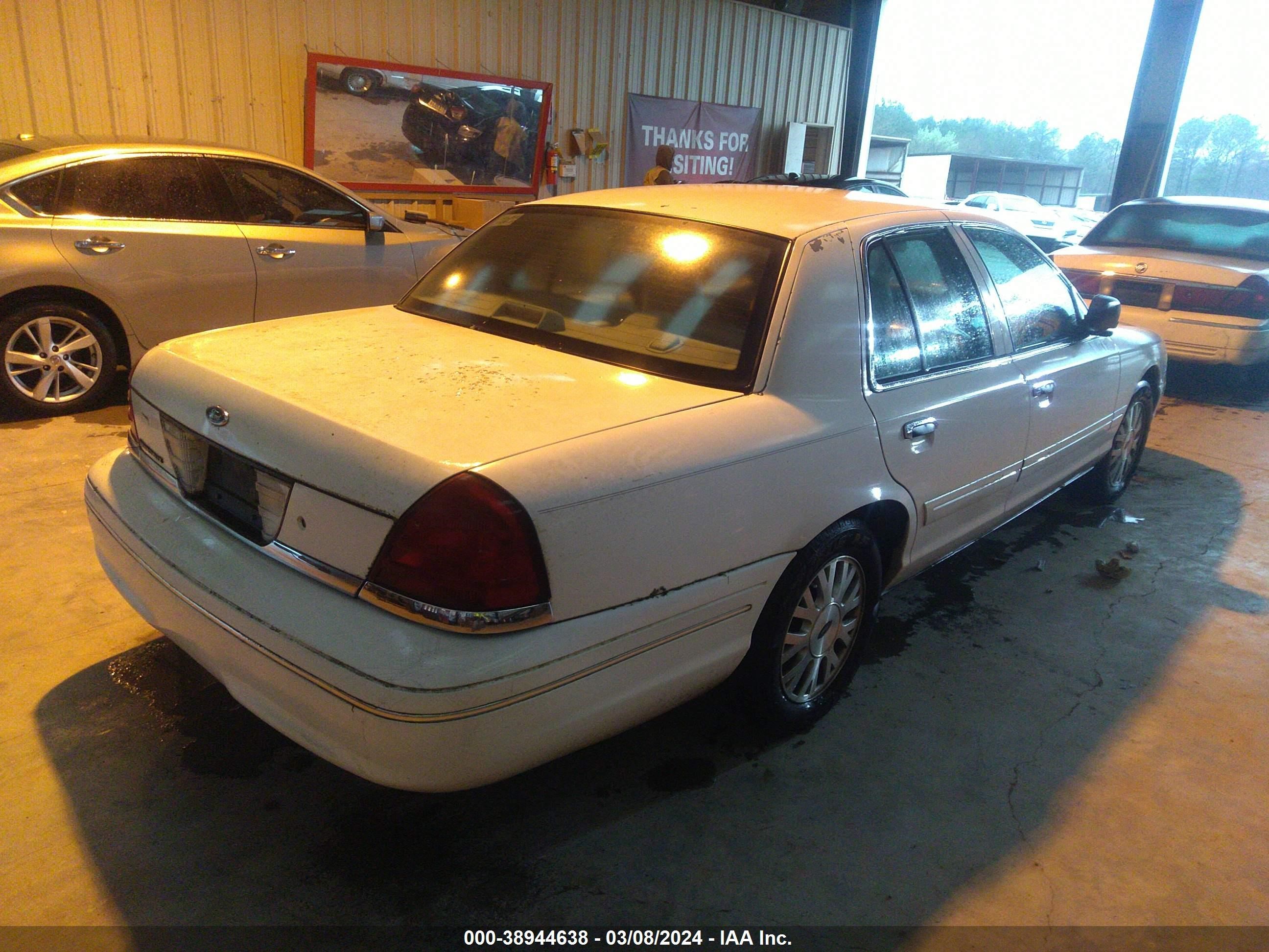 Photo 3 VIN: 2FAFP74W14X148376 - FORD CROWN VICTORIA 