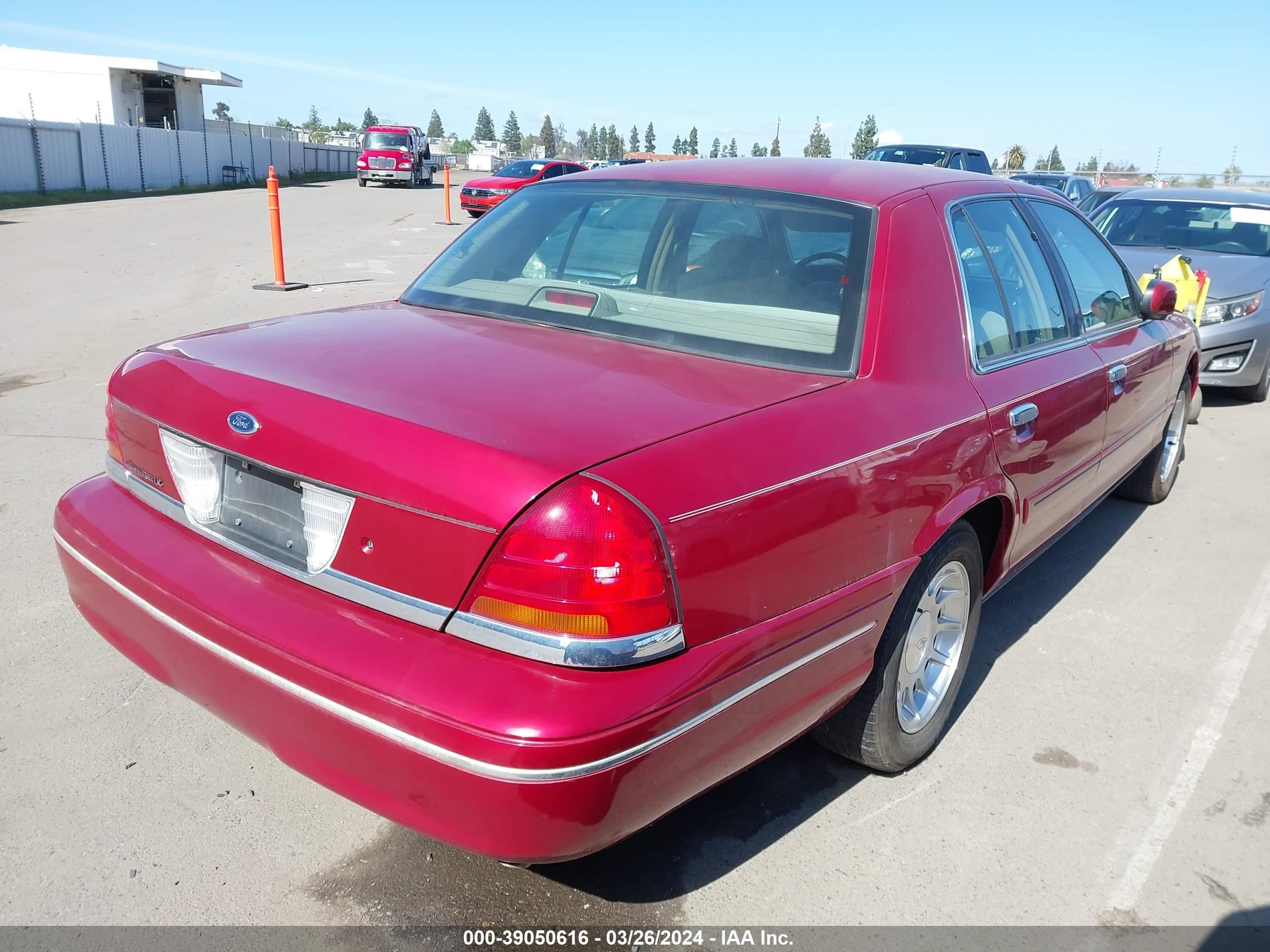 Photo 3 VIN: 2FAFP74W1XX220763 - FORD CROWN VICTORIA 