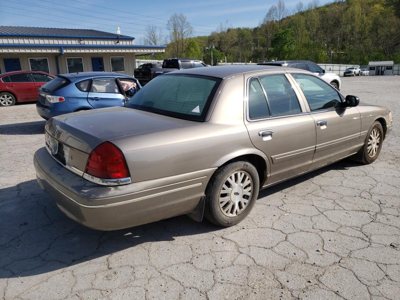 Photo 2 VIN: 2FAFP74W24X130002 - FORD CROWN VICTORIA 