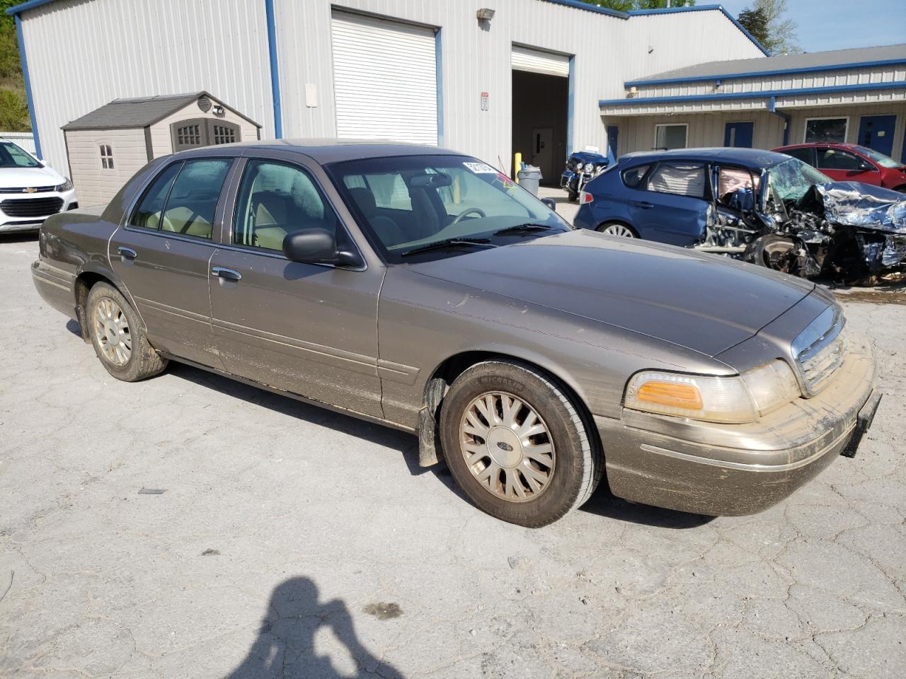 Photo 3 VIN: 2FAFP74W24X130002 - FORD CROWN VICTORIA 