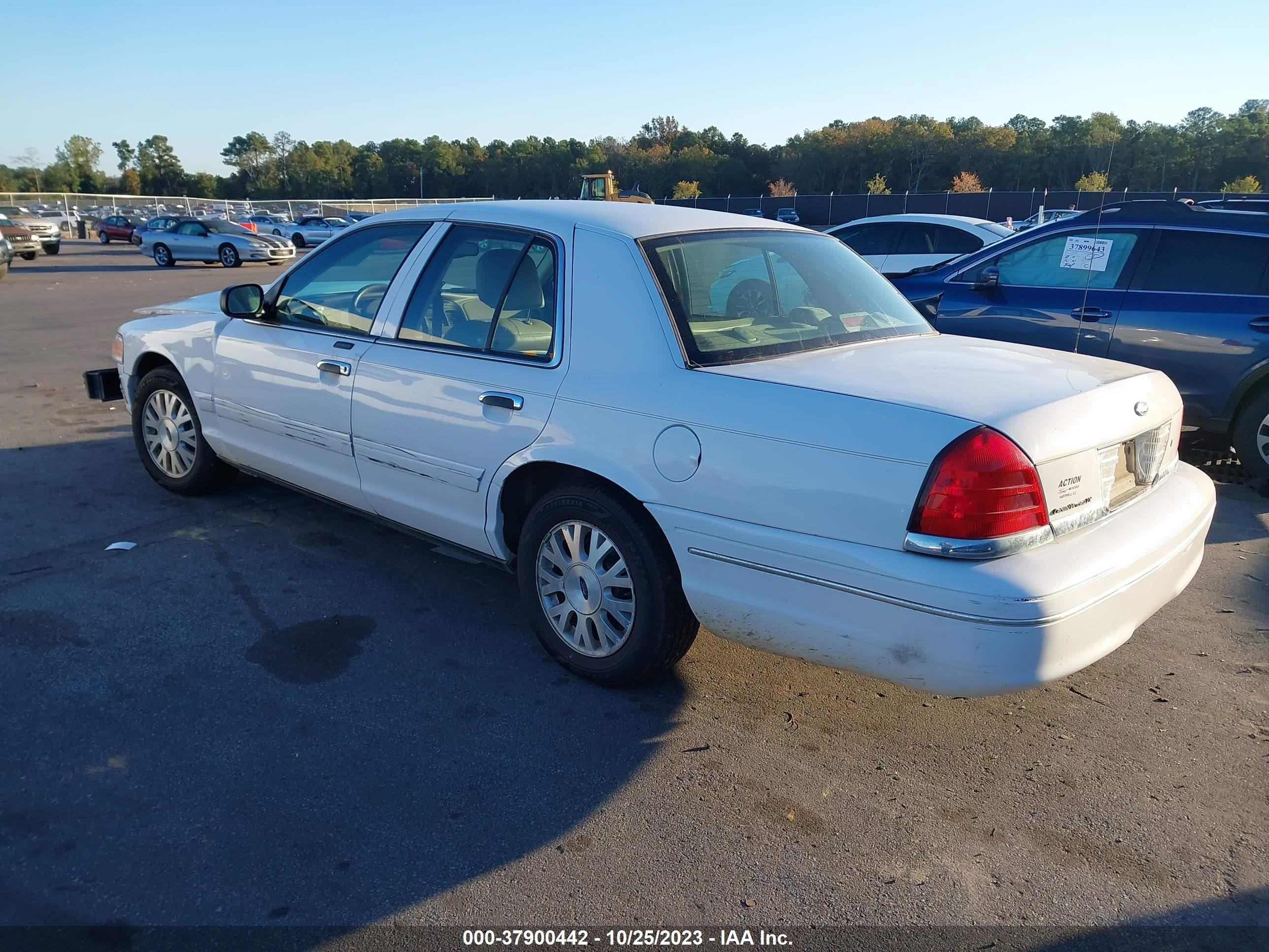 Photo 2 VIN: 2FAFP74W35X110262 - FORD CROWN VICTORIA 