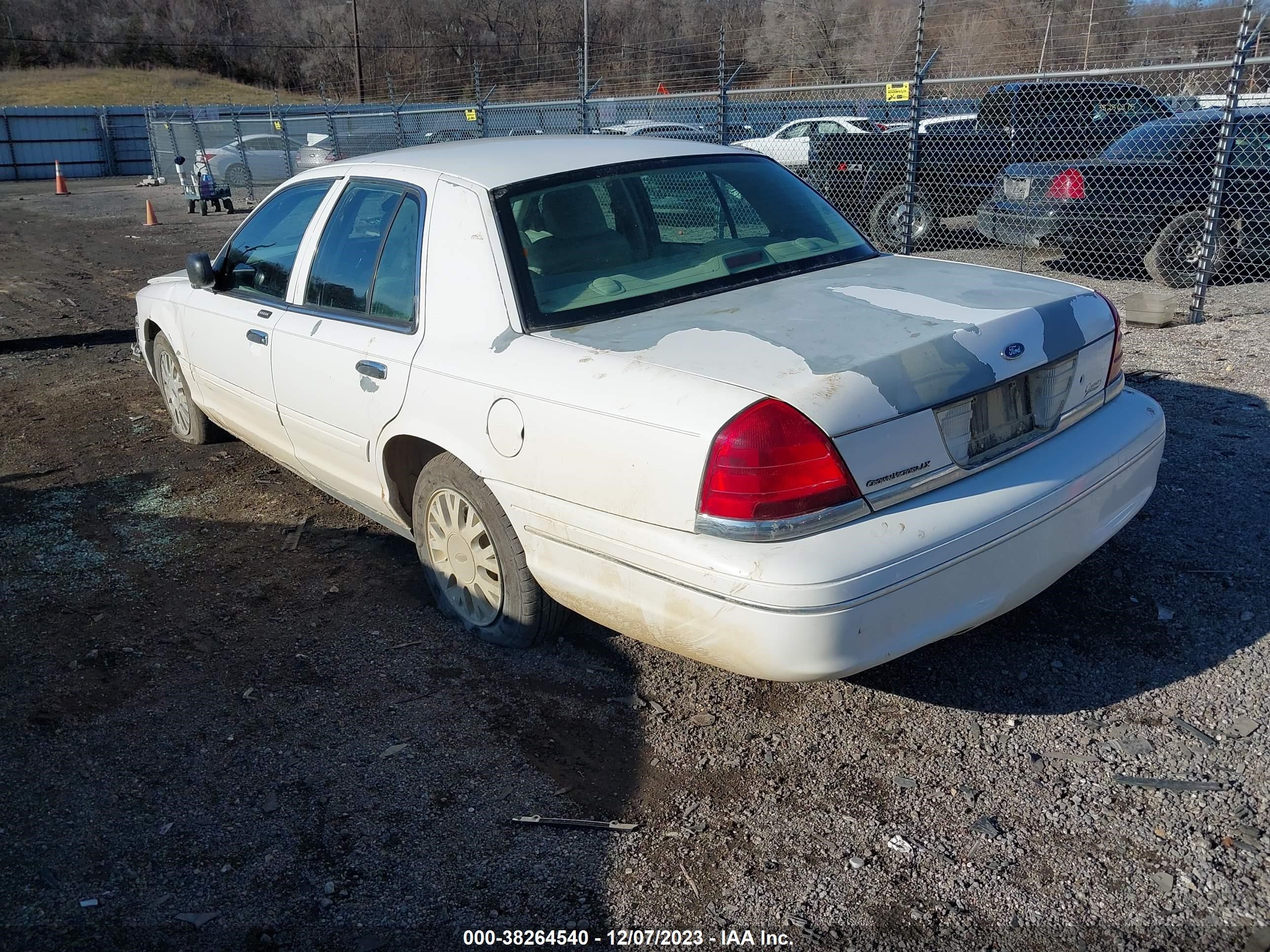 Photo 2 VIN: 2FAFP74W35X169019 - FORD CROWN VICTORIA 