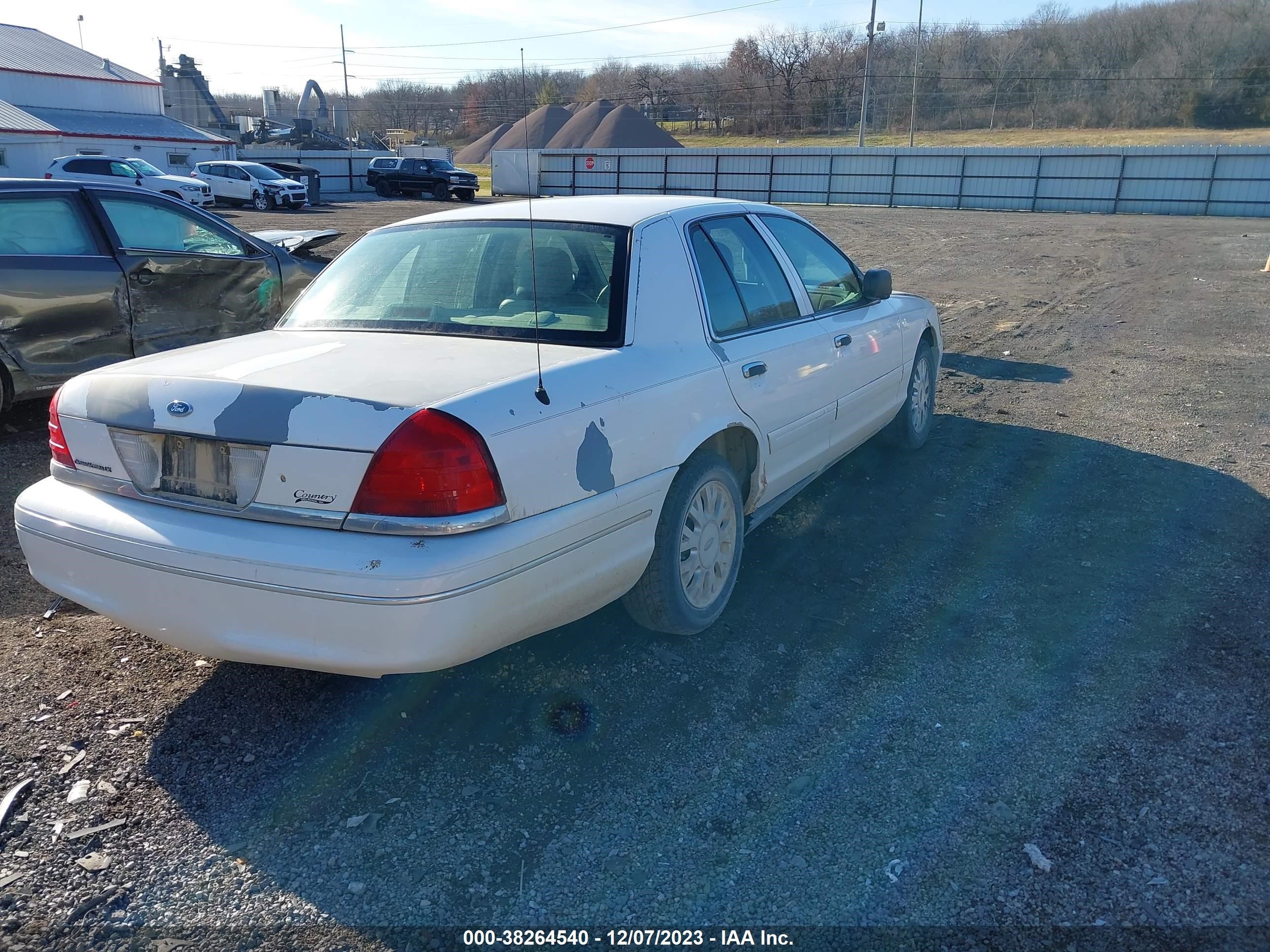 Photo 3 VIN: 2FAFP74W35X169019 - FORD CROWN VICTORIA 