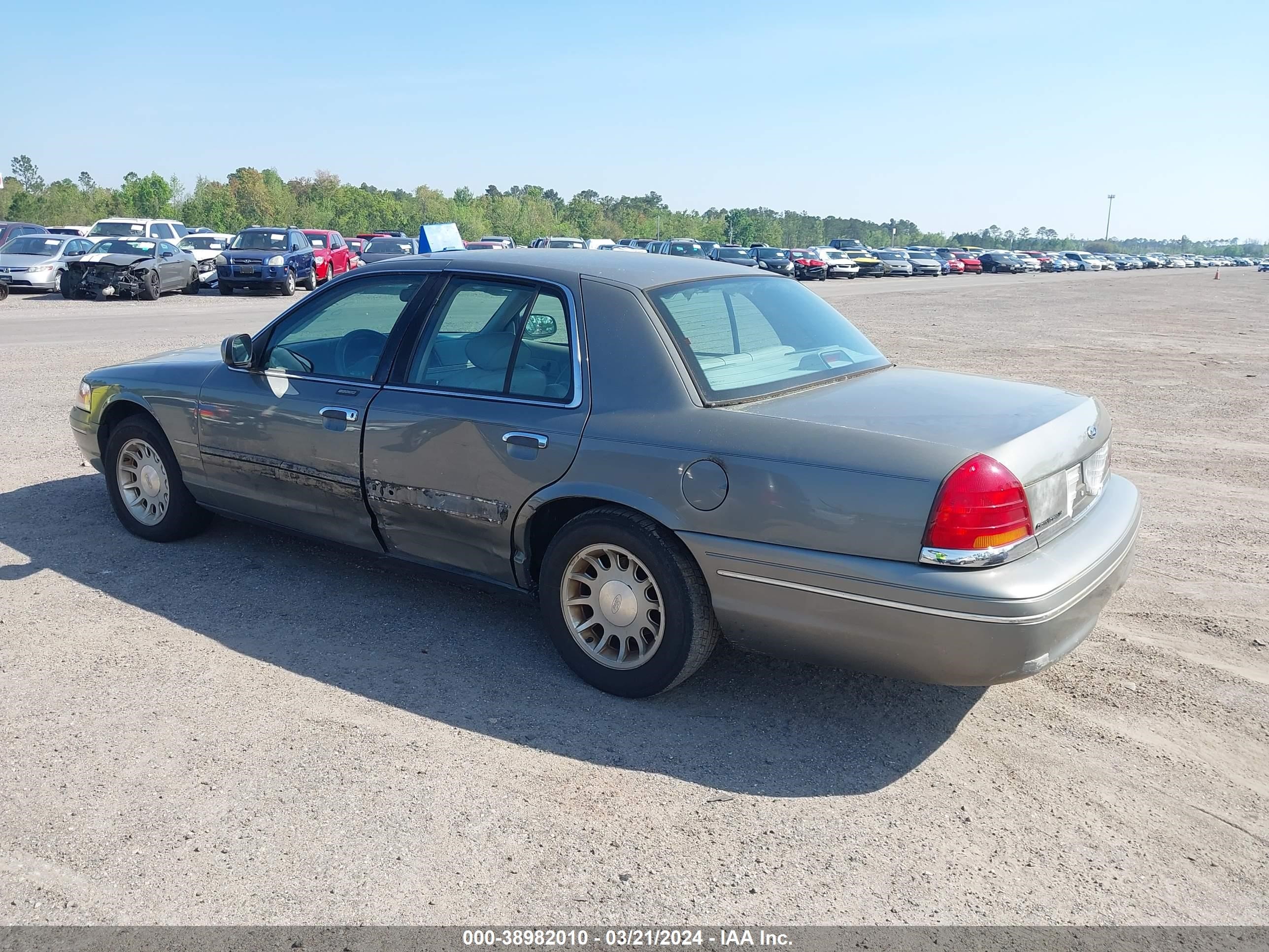 Photo 2 VIN: 2FAFP74W3WX108707 - FORD CROWN VICTORIA 