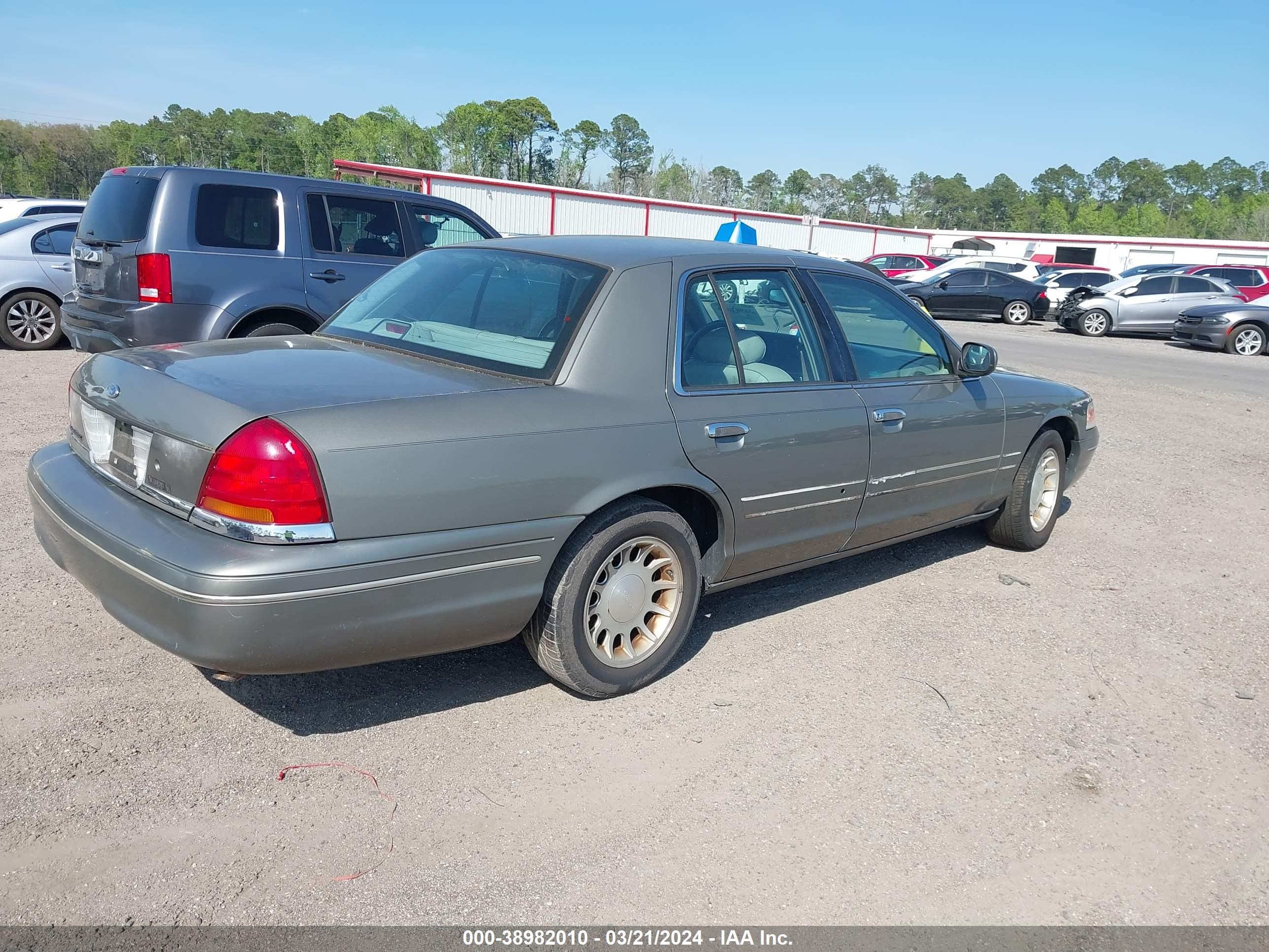 Photo 3 VIN: 2FAFP74W3WX108707 - FORD CROWN VICTORIA 