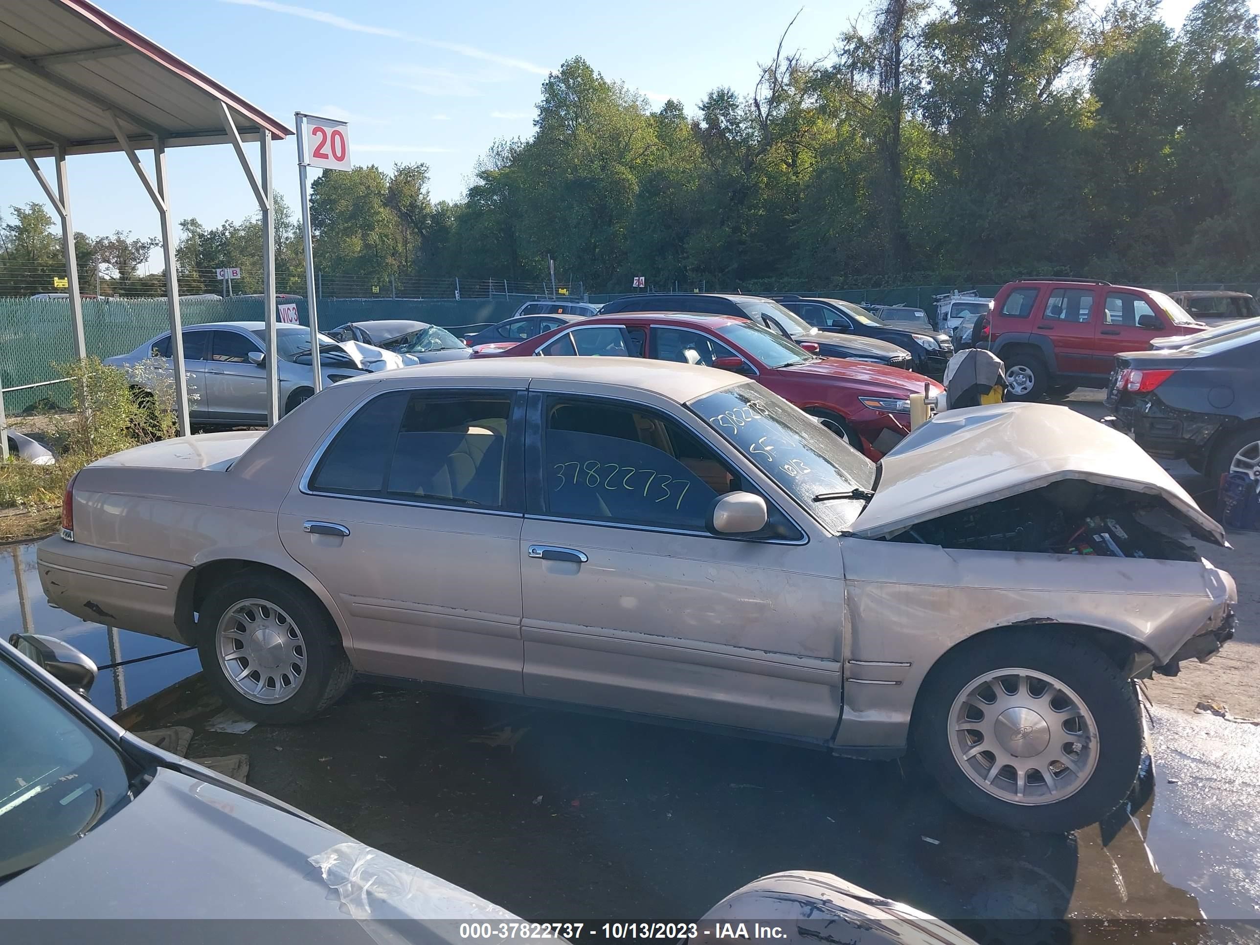 Photo 12 VIN: 2FAFP74W3WX170544 - FORD CROWN VICTORIA 