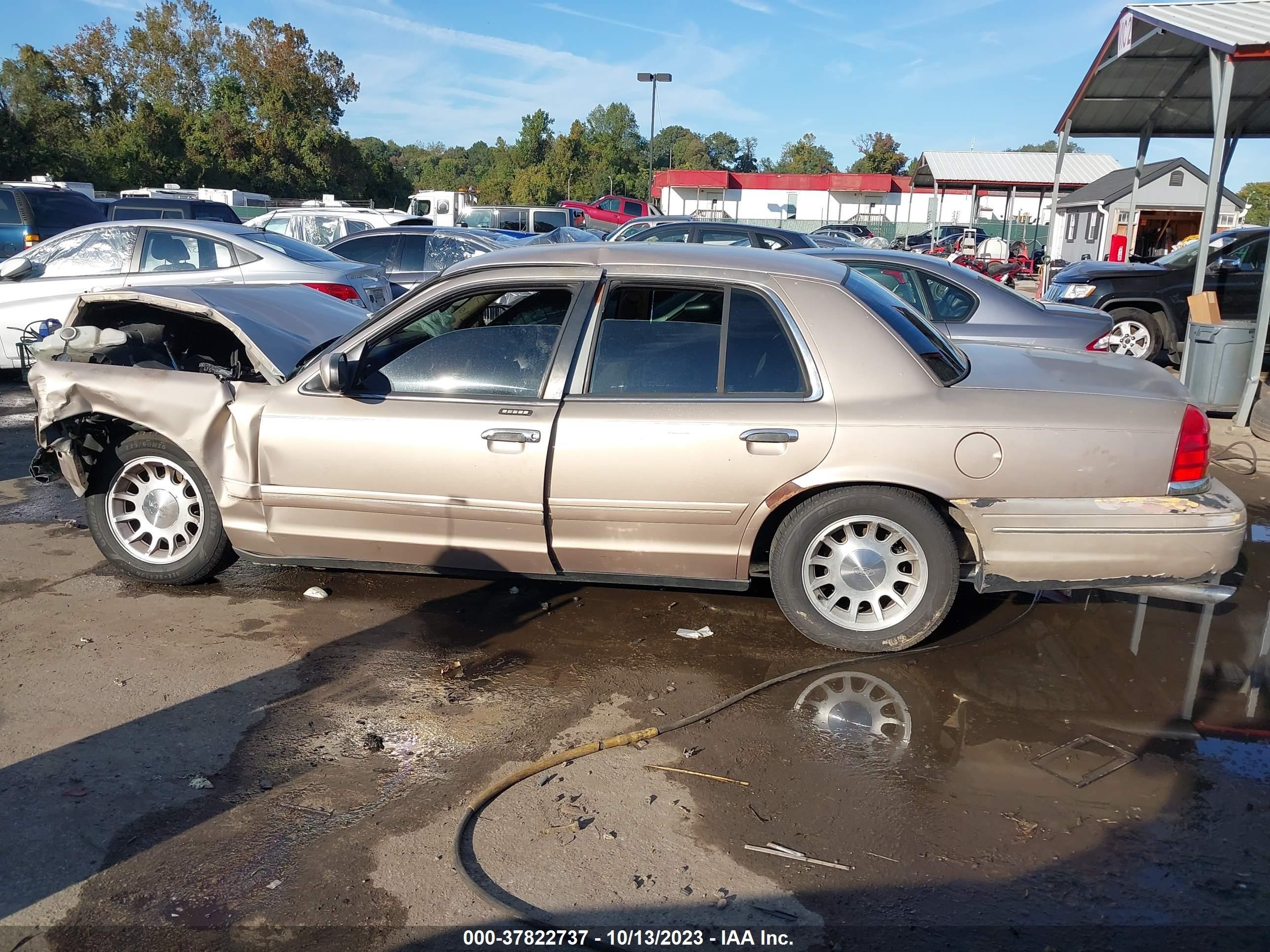 Photo 13 VIN: 2FAFP74W3WX170544 - FORD CROWN VICTORIA 