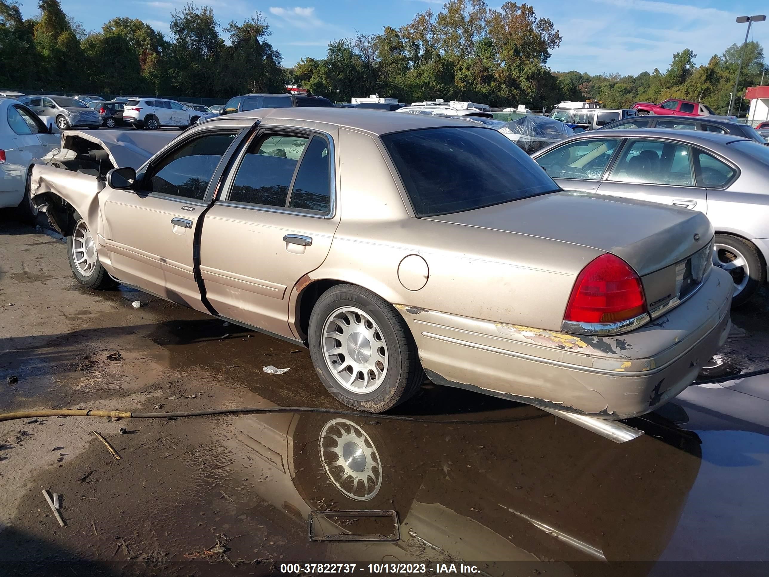 Photo 2 VIN: 2FAFP74W3WX170544 - FORD CROWN VICTORIA 