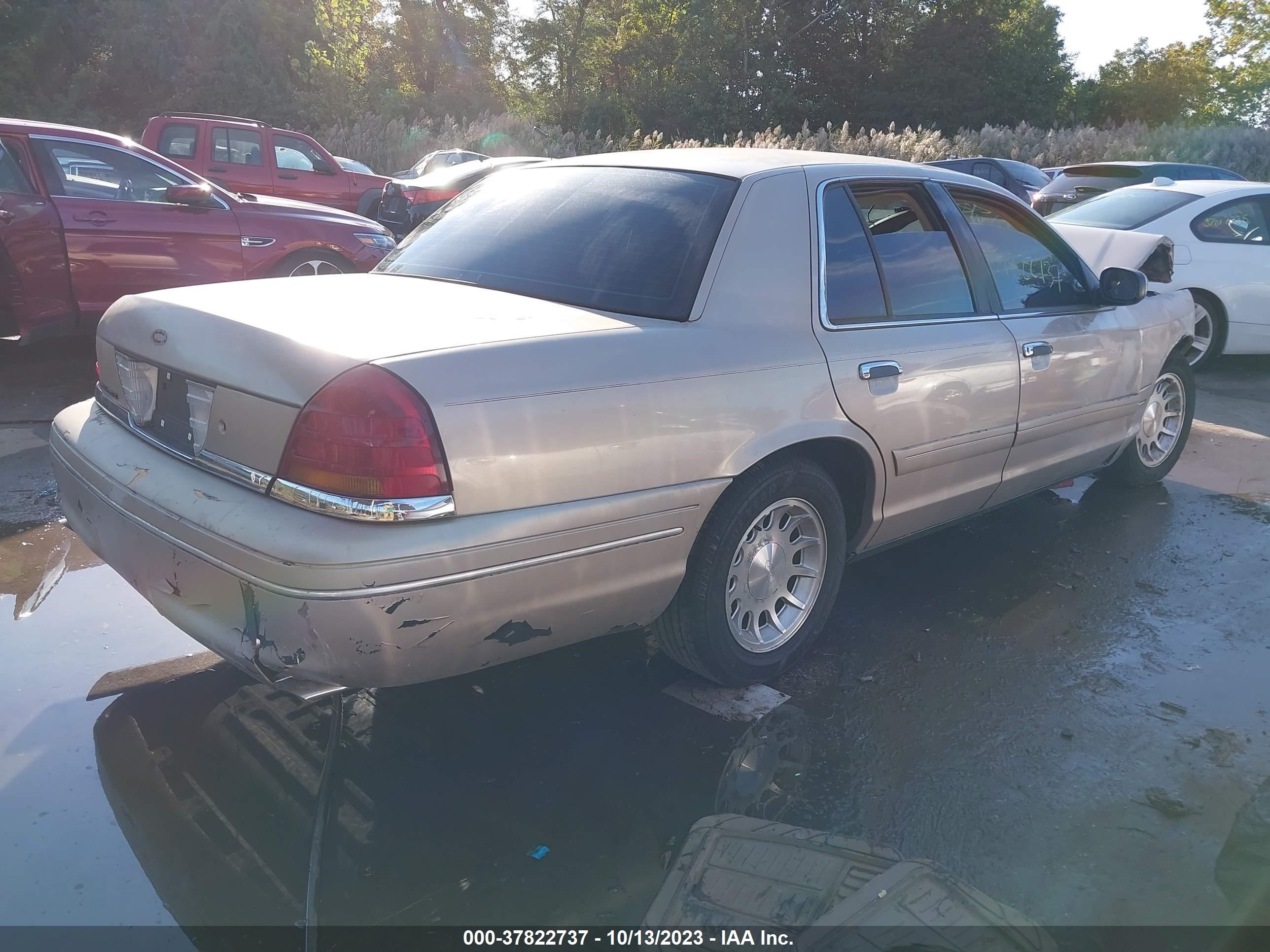 Photo 3 VIN: 2FAFP74W3WX170544 - FORD CROWN VICTORIA 