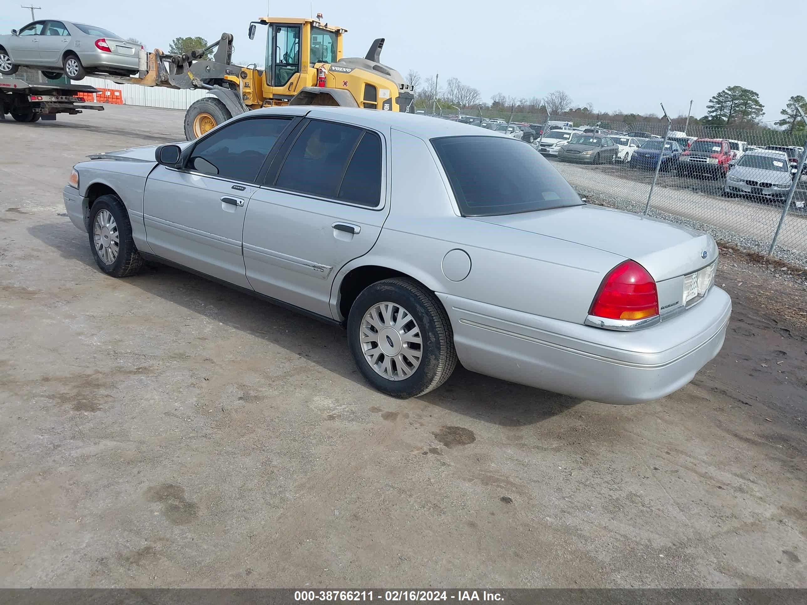 Photo 2 VIN: 2FAFP74W43X120909 - FORD CROWN VICTORIA 