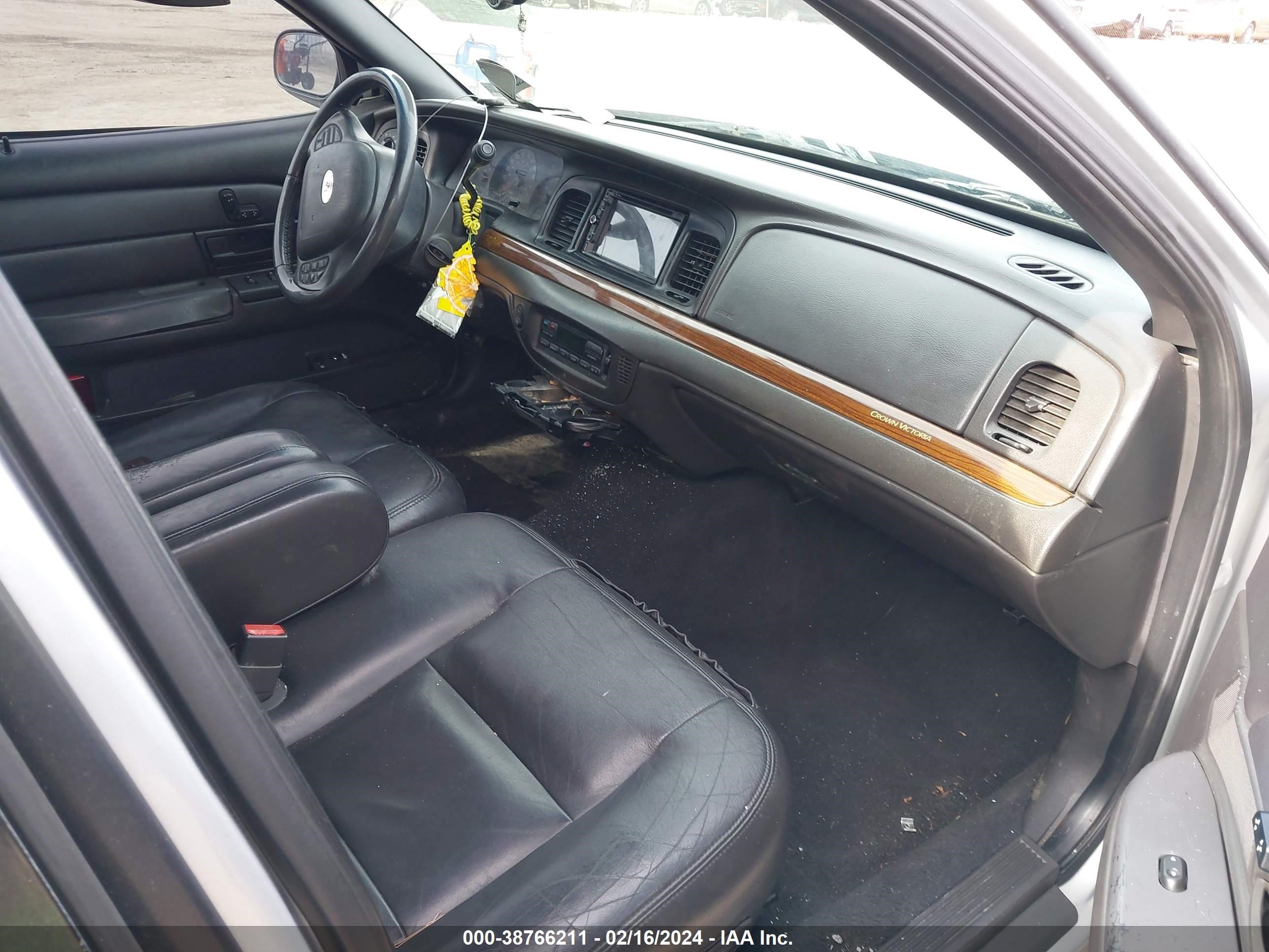 Photo 4 VIN: 2FAFP74W43X120909 - FORD CROWN VICTORIA 