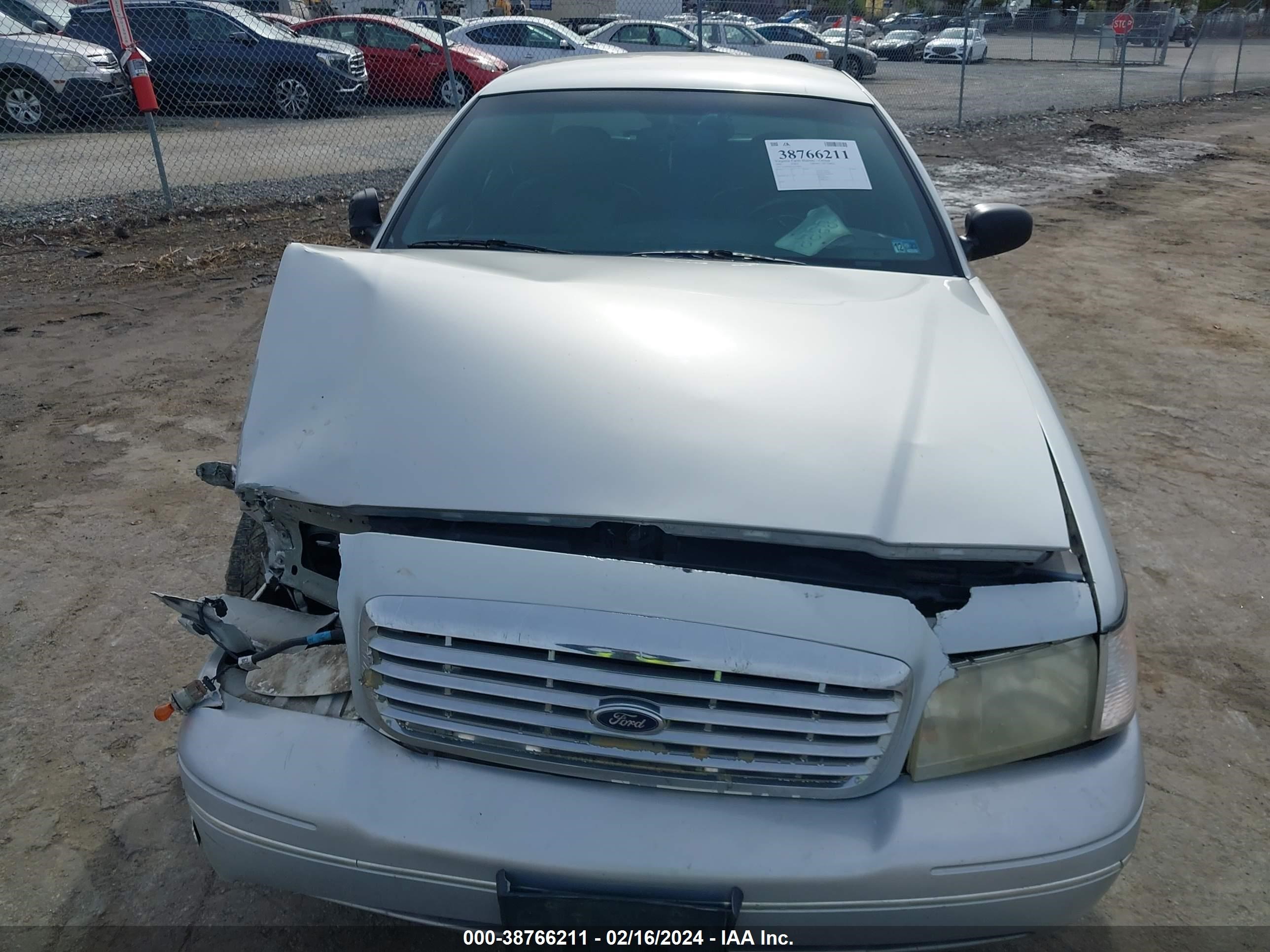 Photo 9 VIN: 2FAFP74W43X120909 - FORD CROWN VICTORIA 