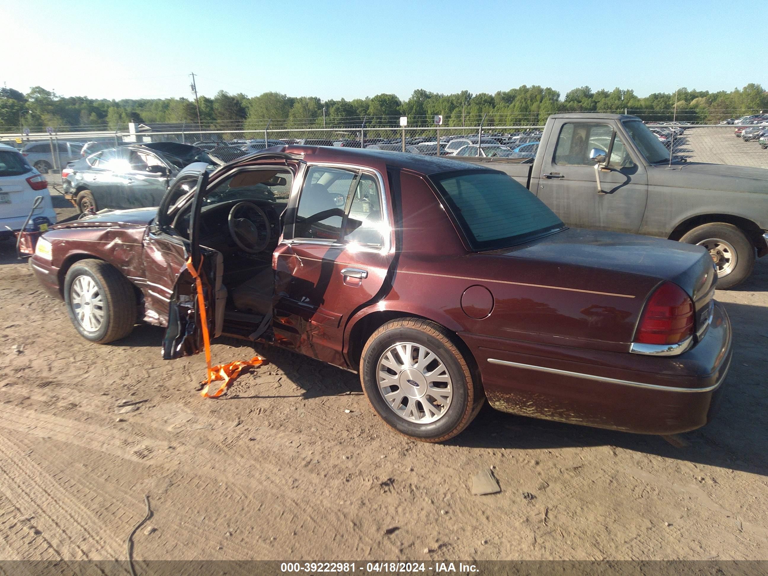 Photo 2 VIN: 2FAFP74W43X158950 - FORD CROWN VICTORIA 