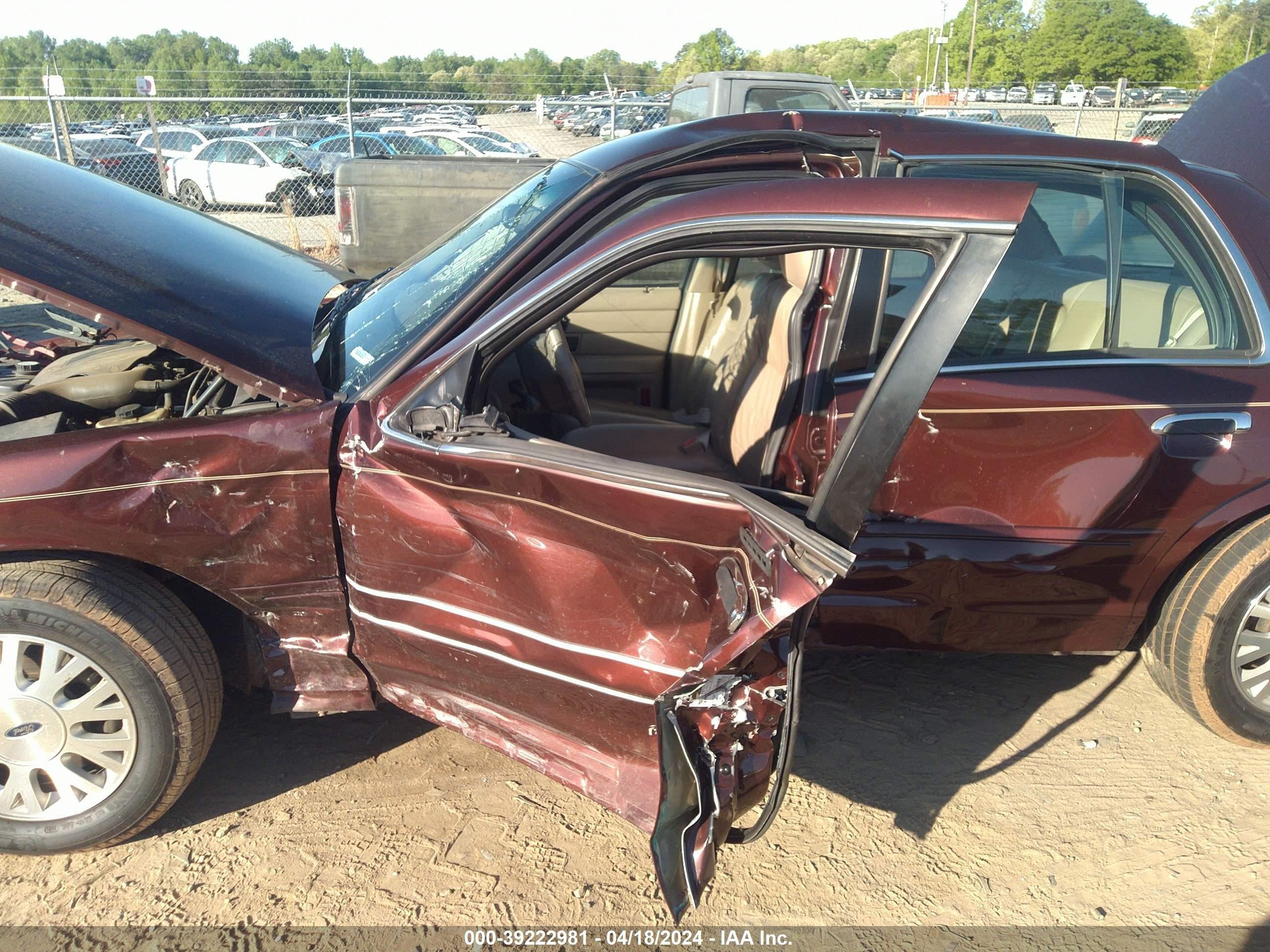 Photo 5 VIN: 2FAFP74W43X158950 - FORD CROWN VICTORIA 