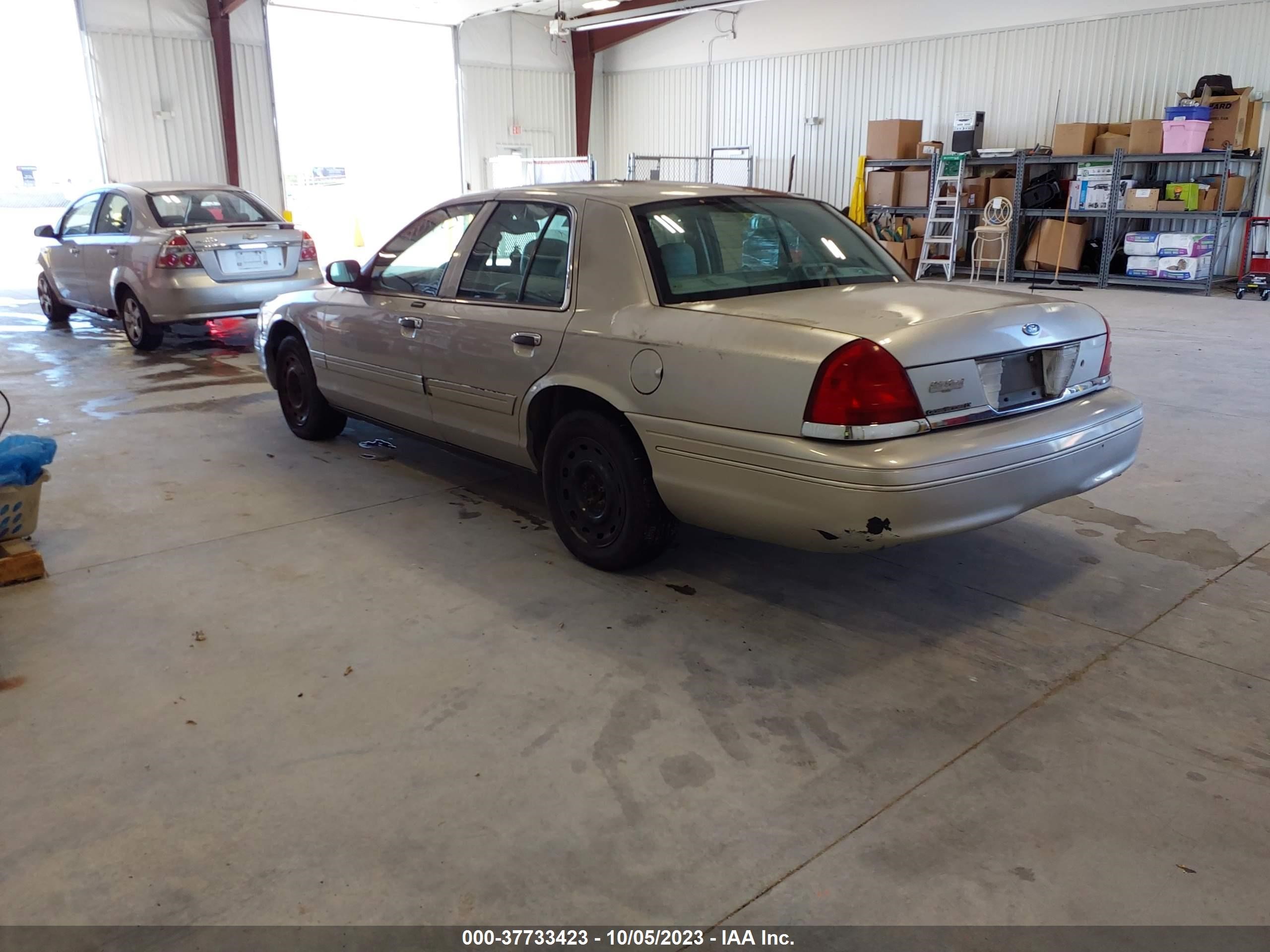 Photo 2 VIN: 2FAFP74W45X157106 - FORD CROWN VICTORIA 