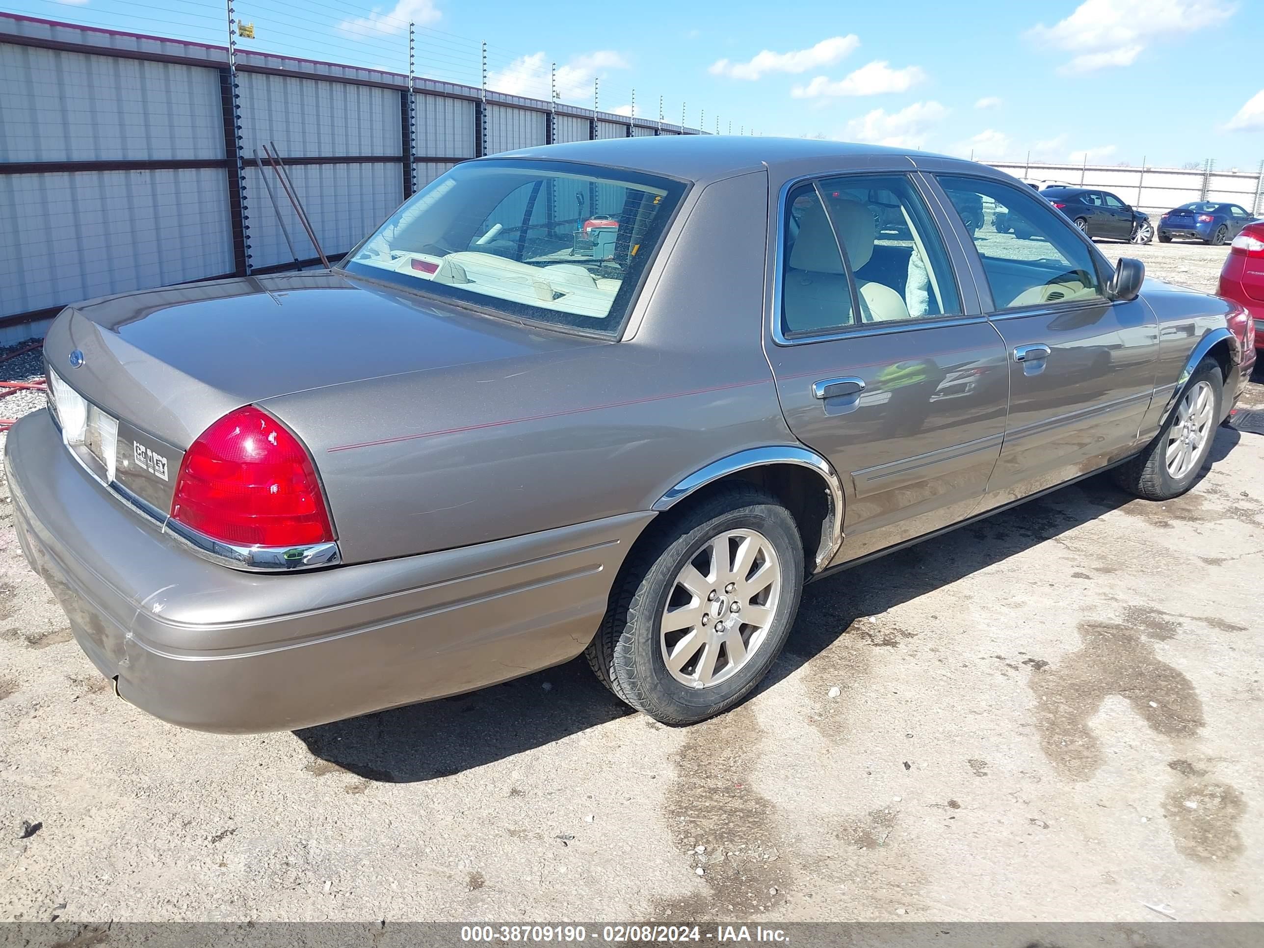 Photo 3 VIN: 2FAFP74W46X129260 - FORD CROWN VICTORIA 