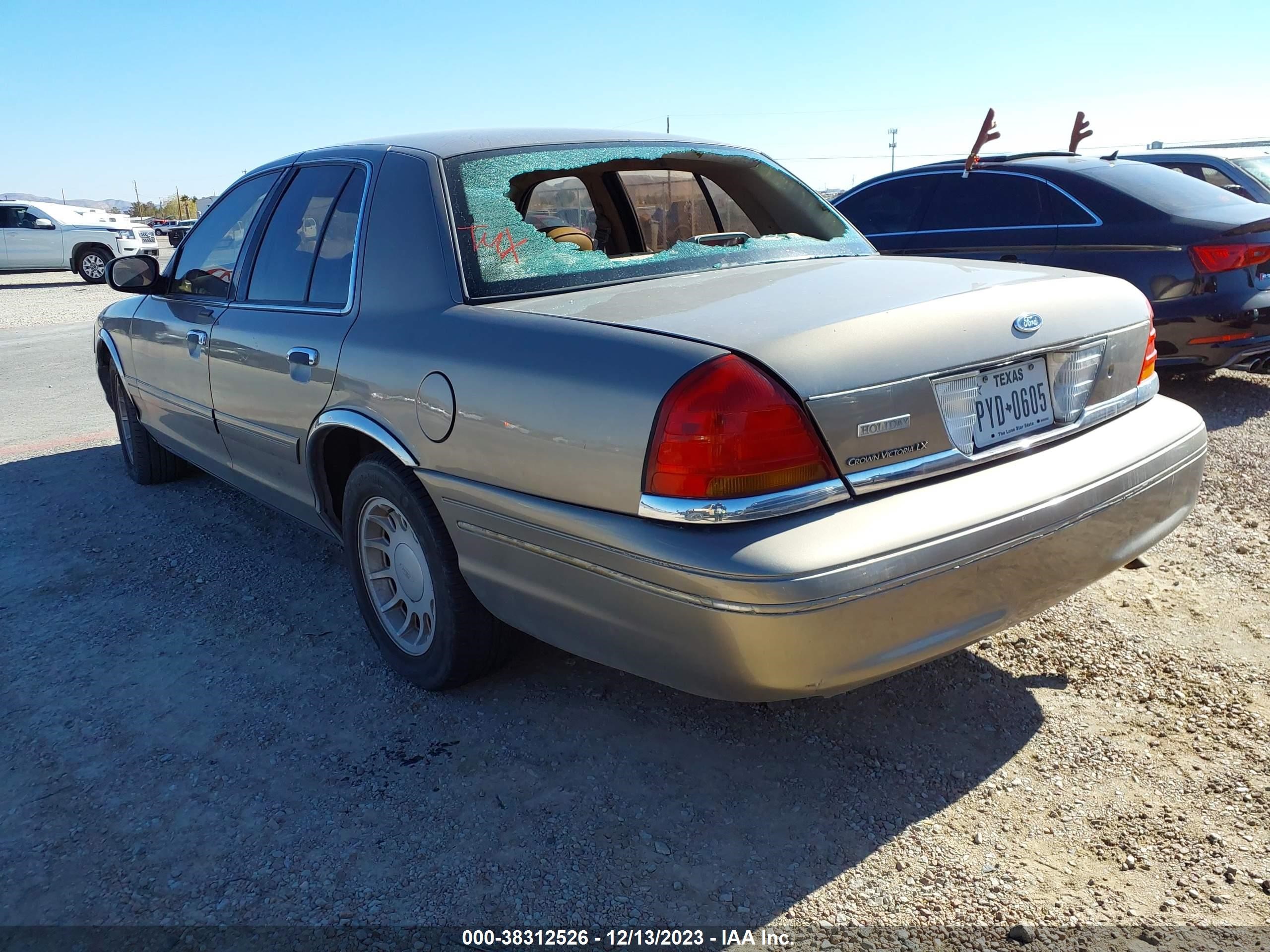 Photo 2 VIN: 2FAFP74W51X139210 - FORD CROWN VICTORIA 