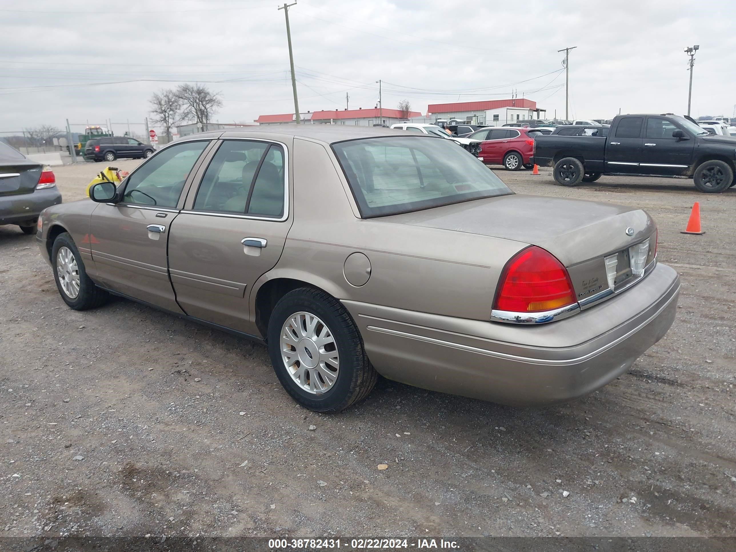 Photo 2 VIN: 2FAFP74W53X218430 - FORD CROWN VICTORIA 