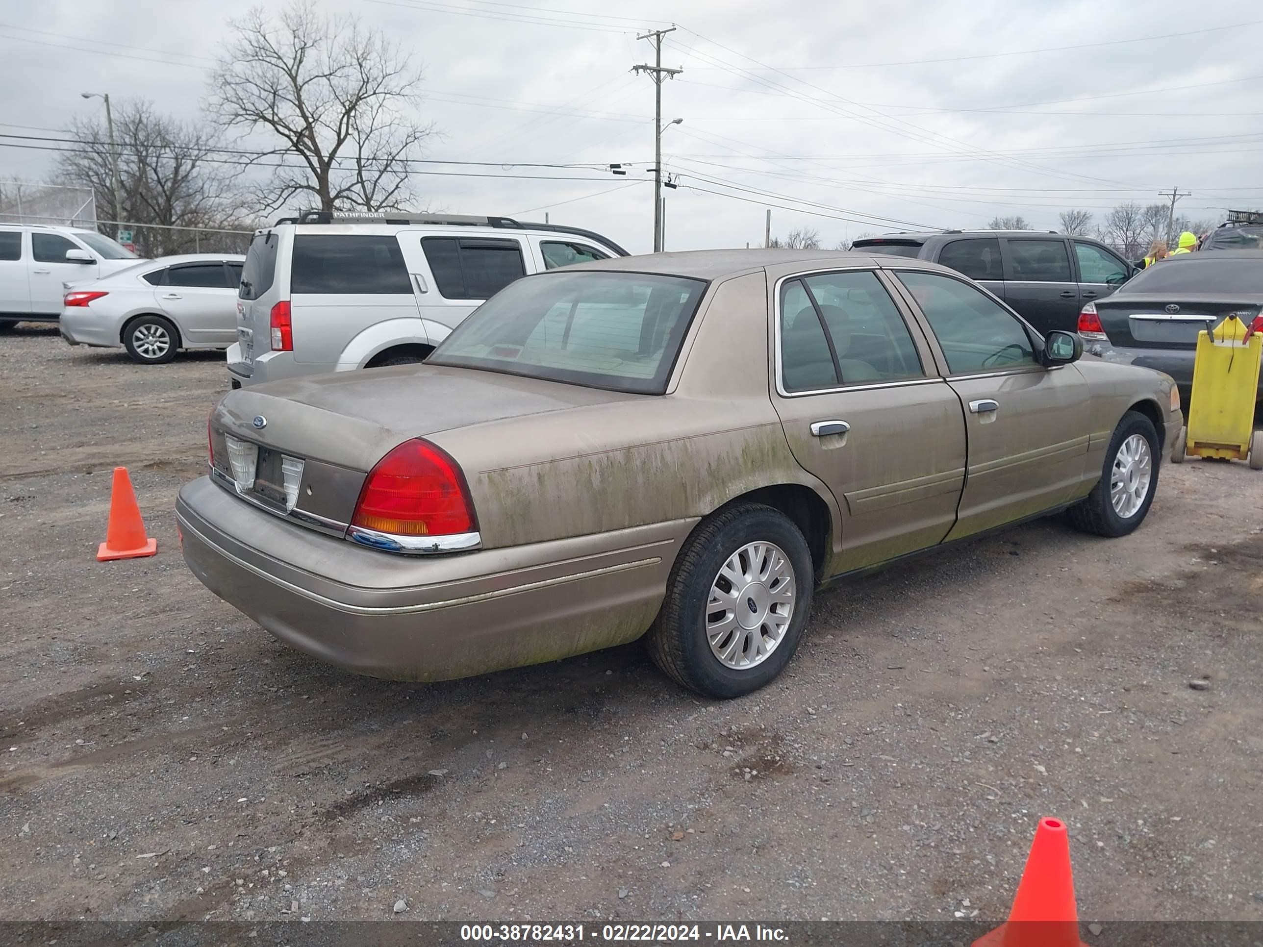 Photo 3 VIN: 2FAFP74W53X218430 - FORD CROWN VICTORIA 