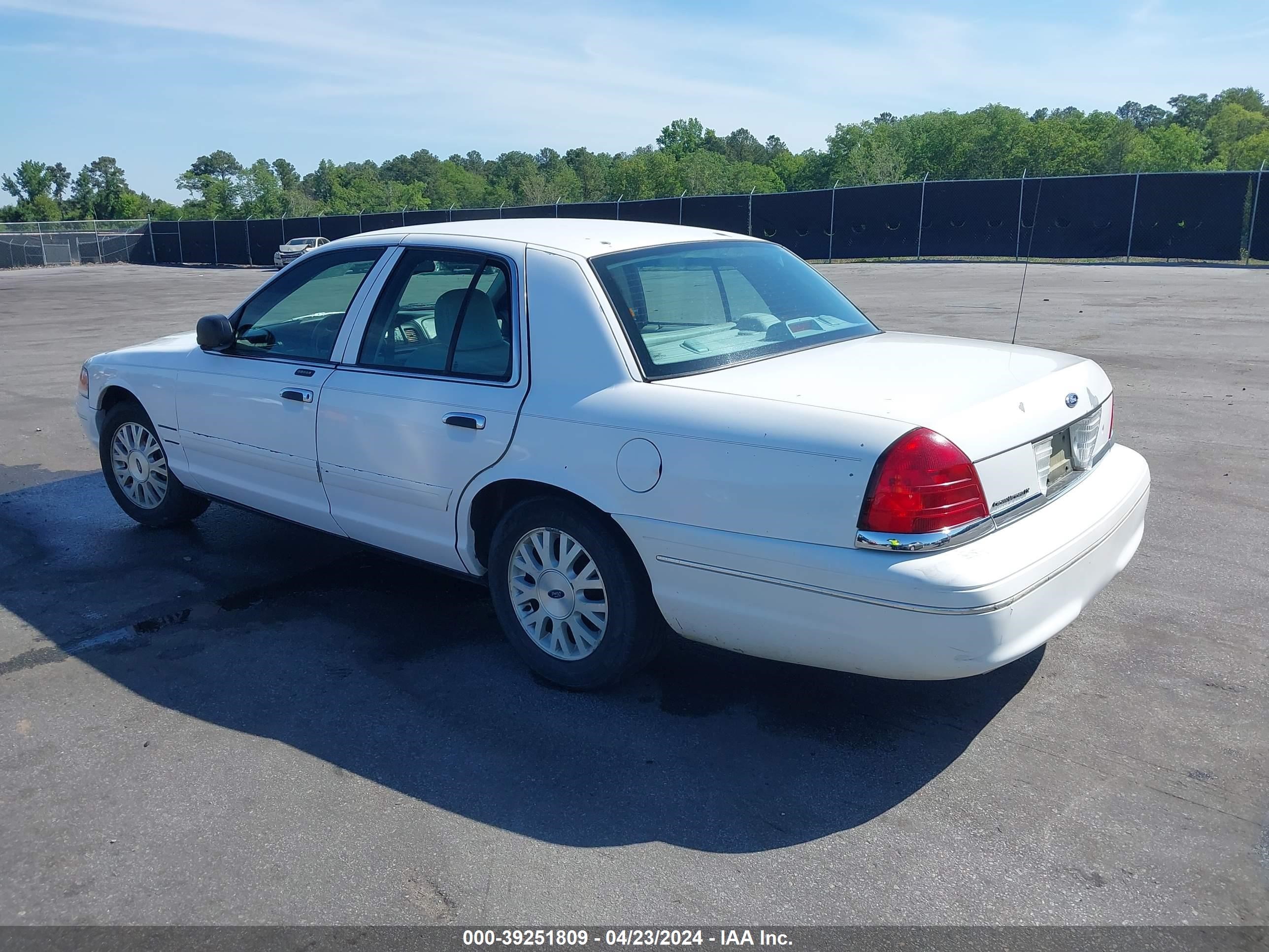 Photo 2 VIN: 2FAFP74W55X155509 - FORD CROWN VICTORIA 