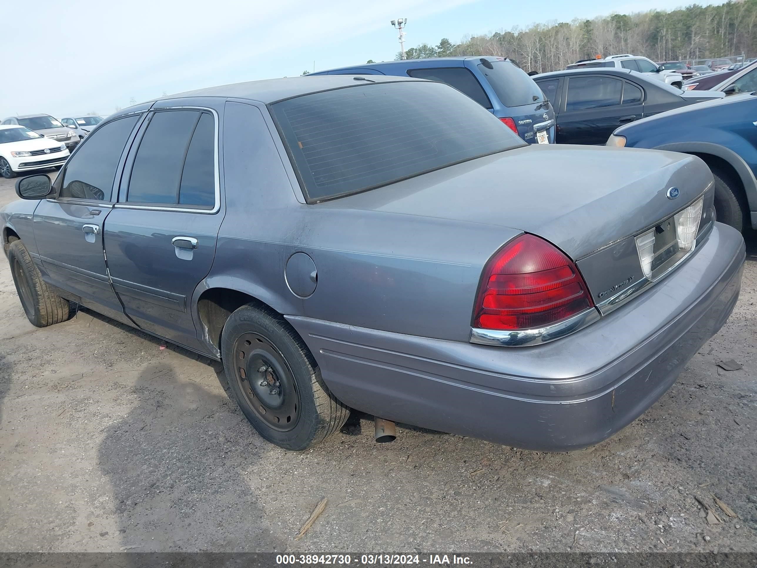 Photo 2 VIN: 2FAFP74W56X130501 - FORD CROWN VICTORIA 