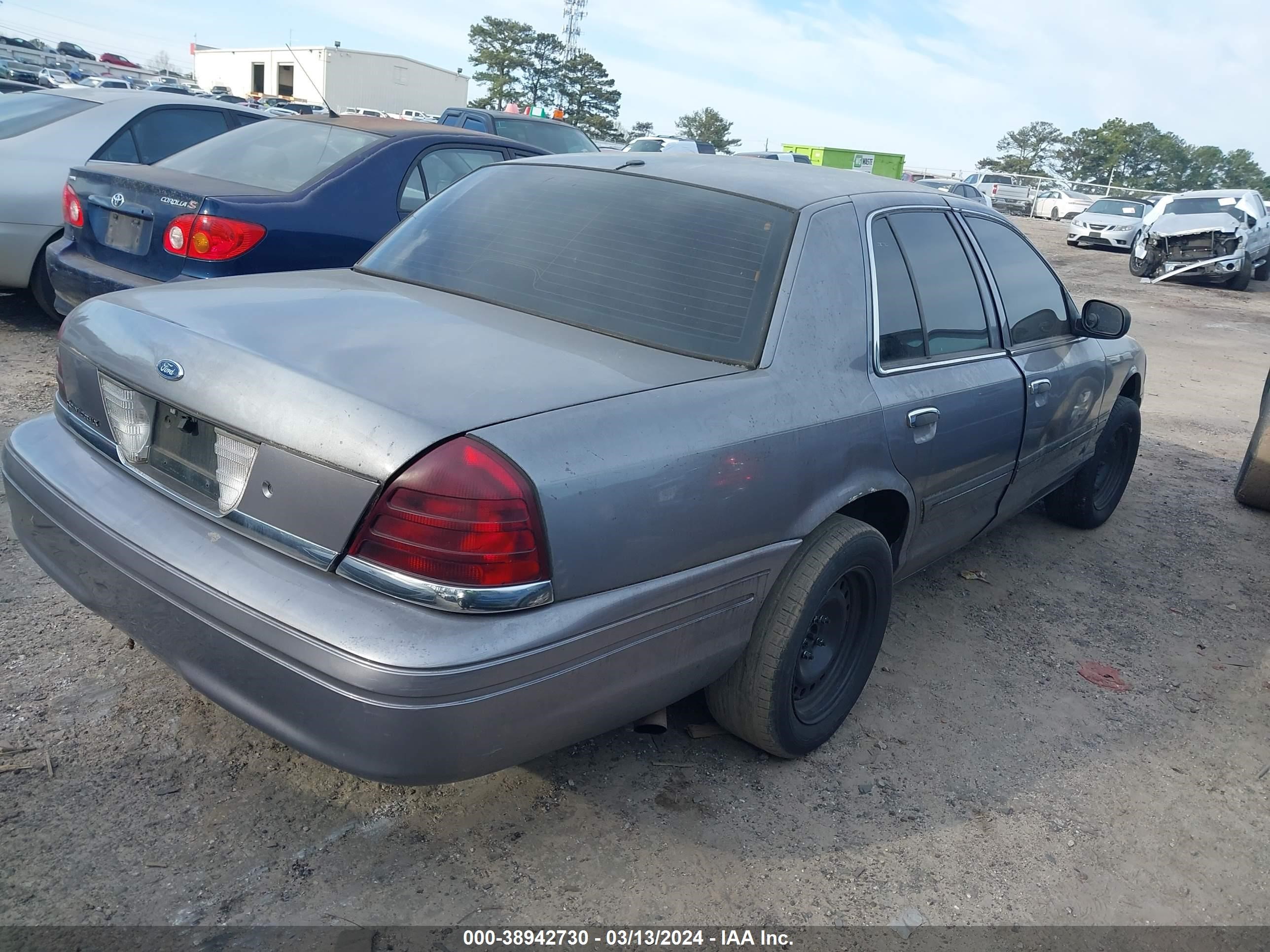 Photo 3 VIN: 2FAFP74W56X130501 - FORD CROWN VICTORIA 