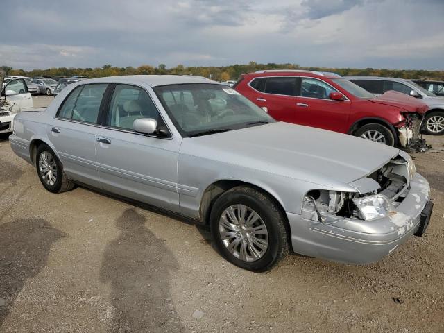 Photo 3 VIN: 2FAFP74W5WX115013 - FORD CROWN VIC 