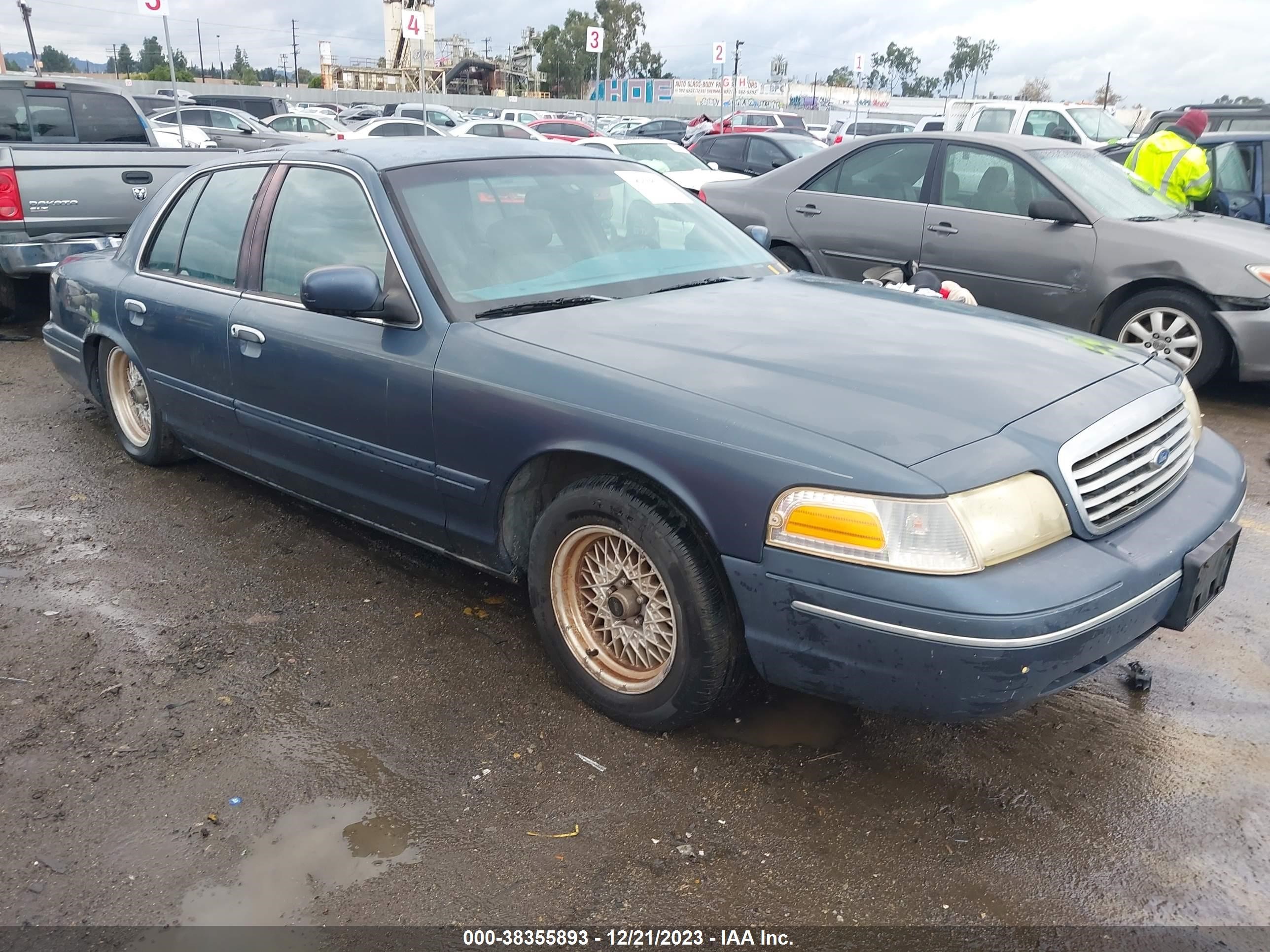 Photo 0 VIN: 2FAFP74W5WX135553 - FORD CROWN VICTORIA 