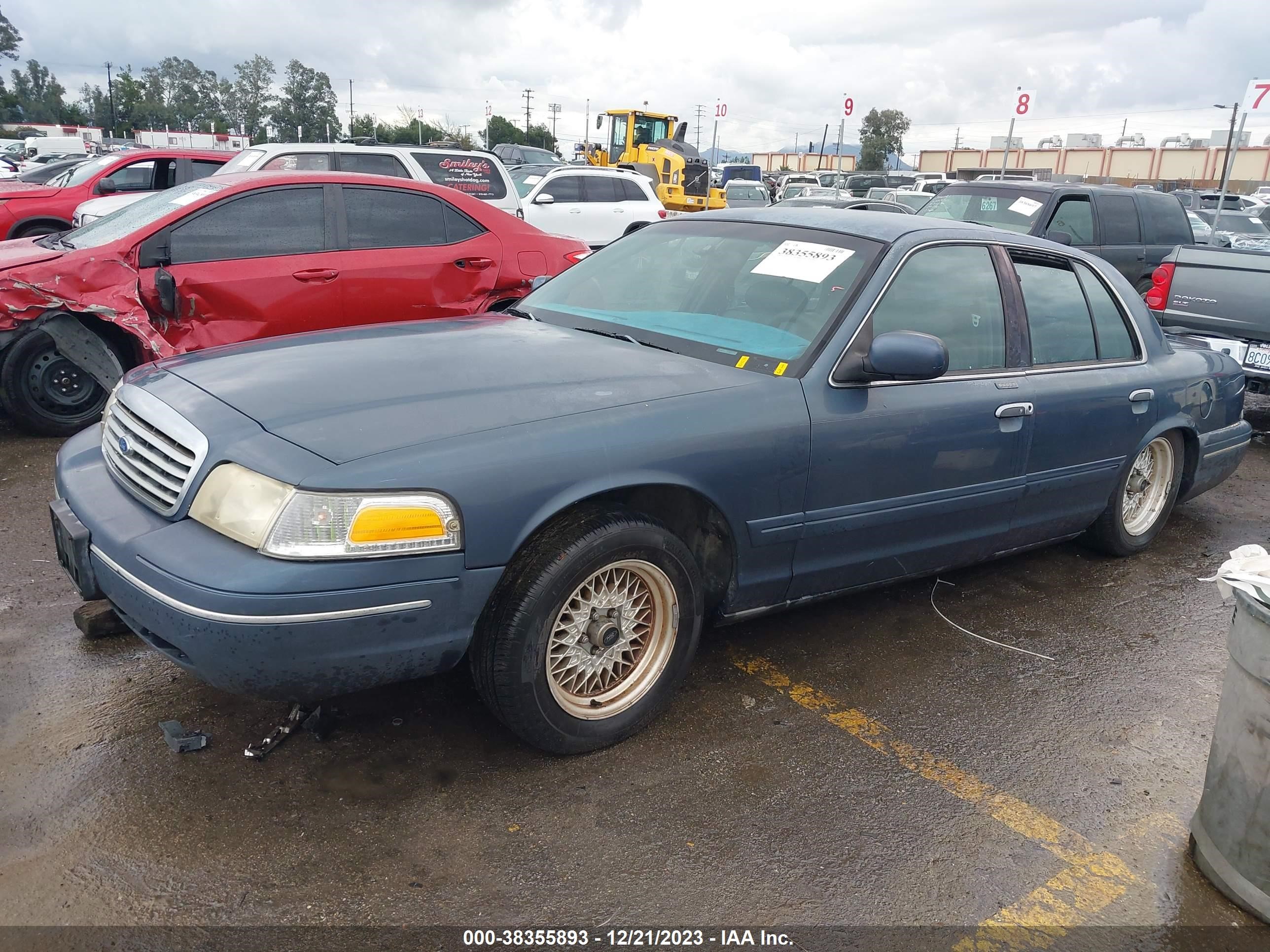 Photo 1 VIN: 2FAFP74W5WX135553 - FORD CROWN VICTORIA 