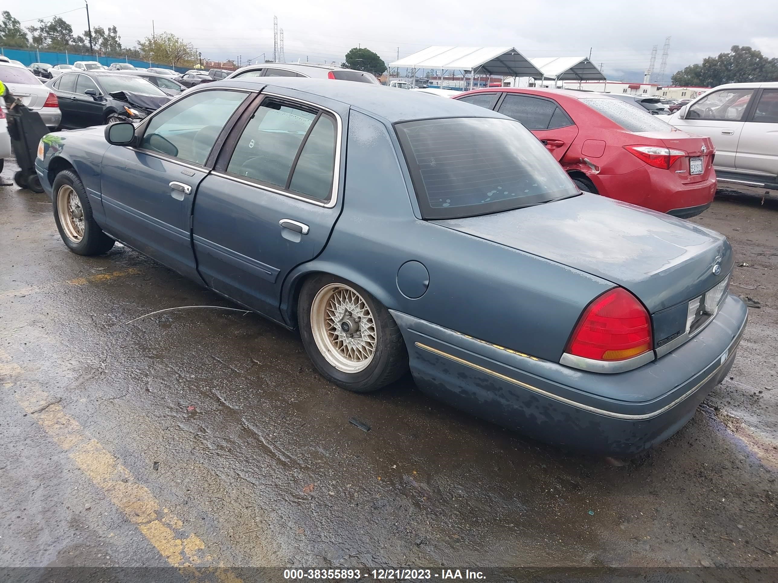 Photo 2 VIN: 2FAFP74W5WX135553 - FORD CROWN VICTORIA 