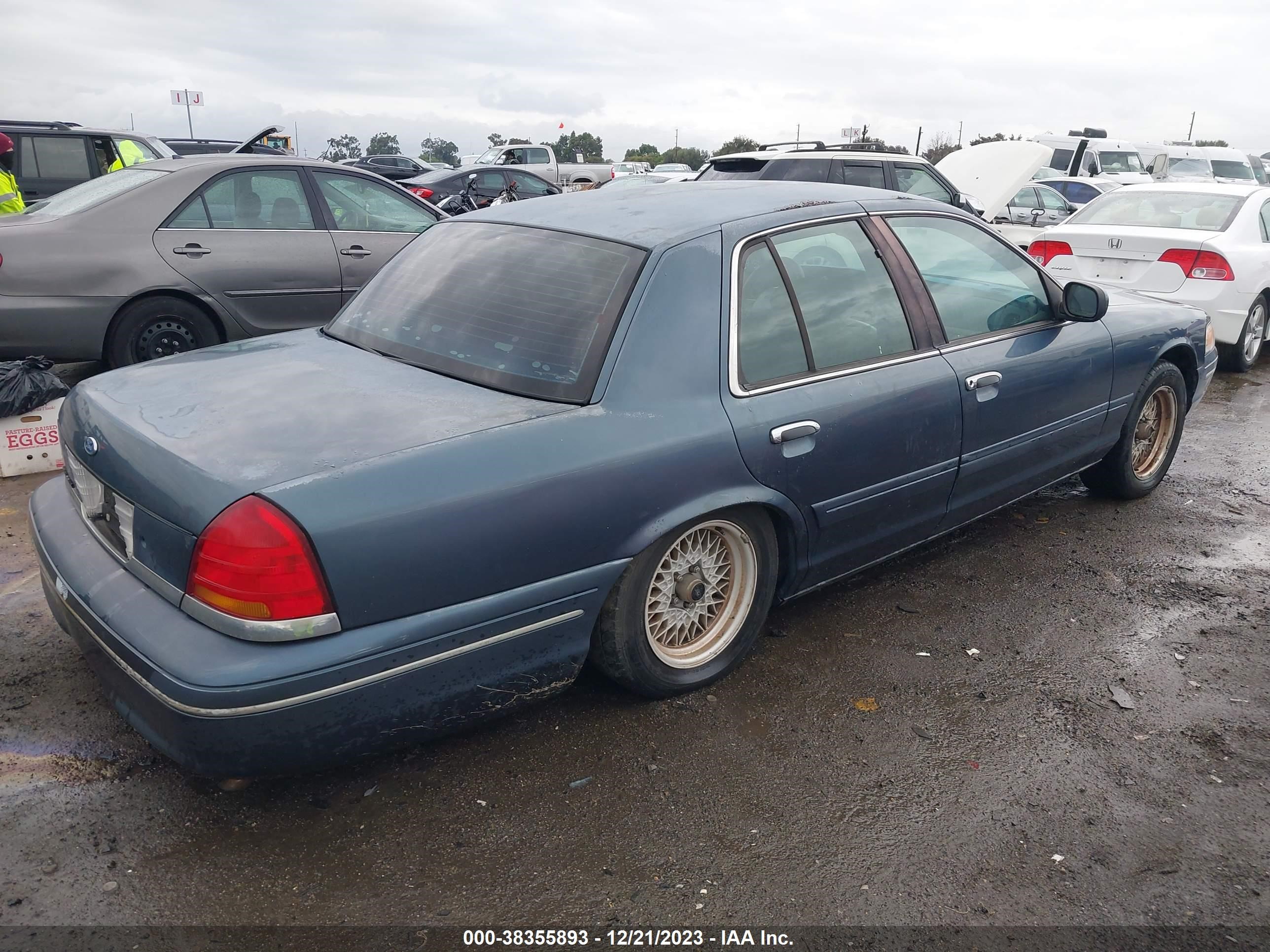 Photo 3 VIN: 2FAFP74W5WX135553 - FORD CROWN VICTORIA 