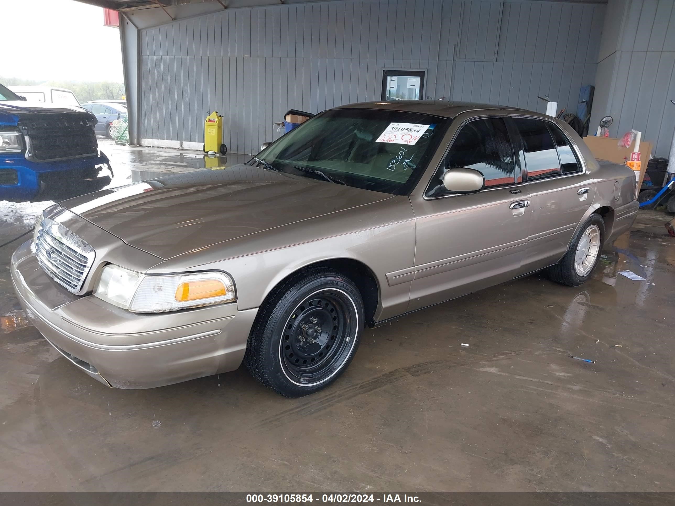 Photo 1 VIN: 2FAFP74W62X152601 - FORD CROWN VICTORIA 