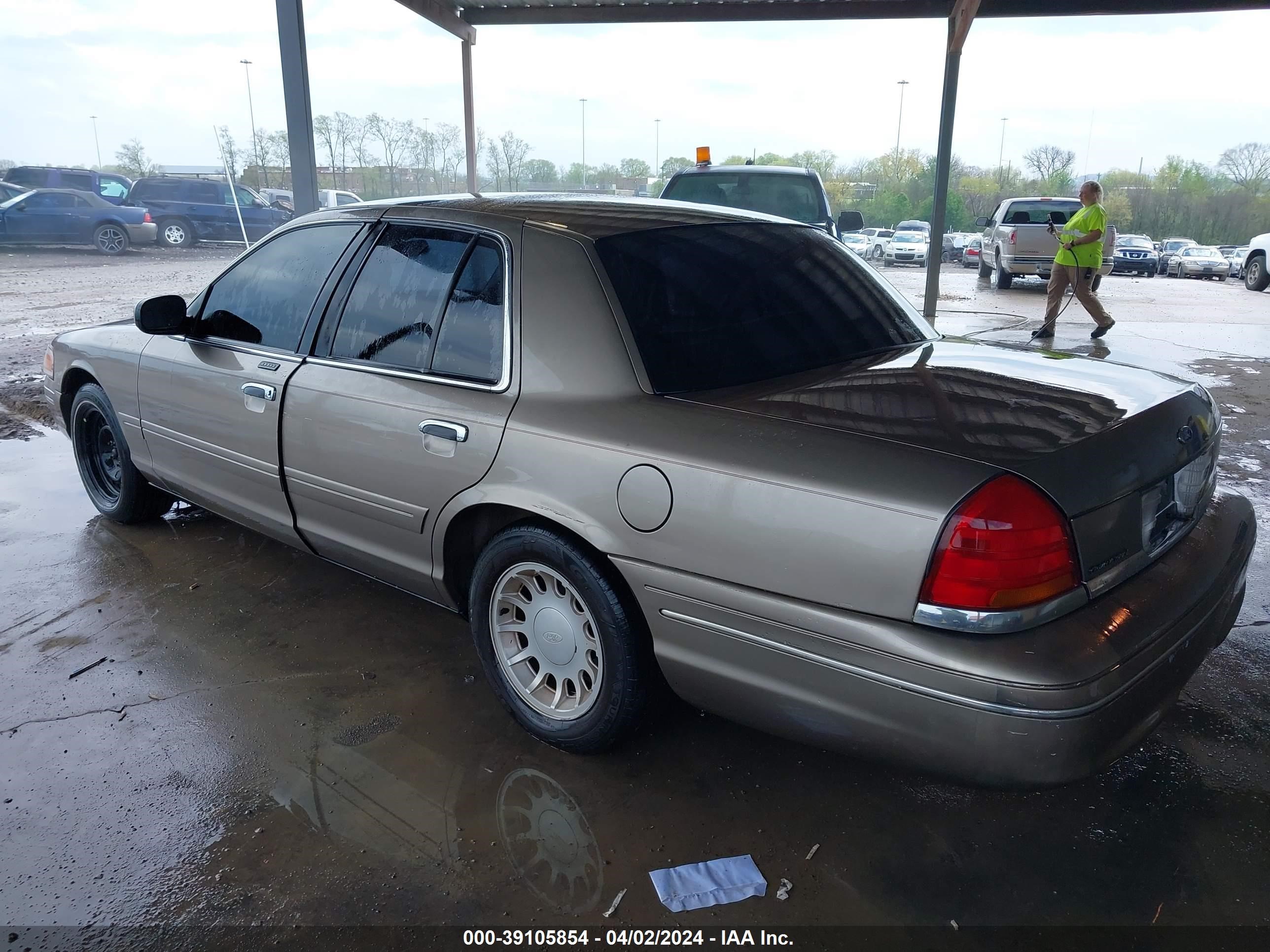 Photo 2 VIN: 2FAFP74W62X152601 - FORD CROWN VICTORIA 