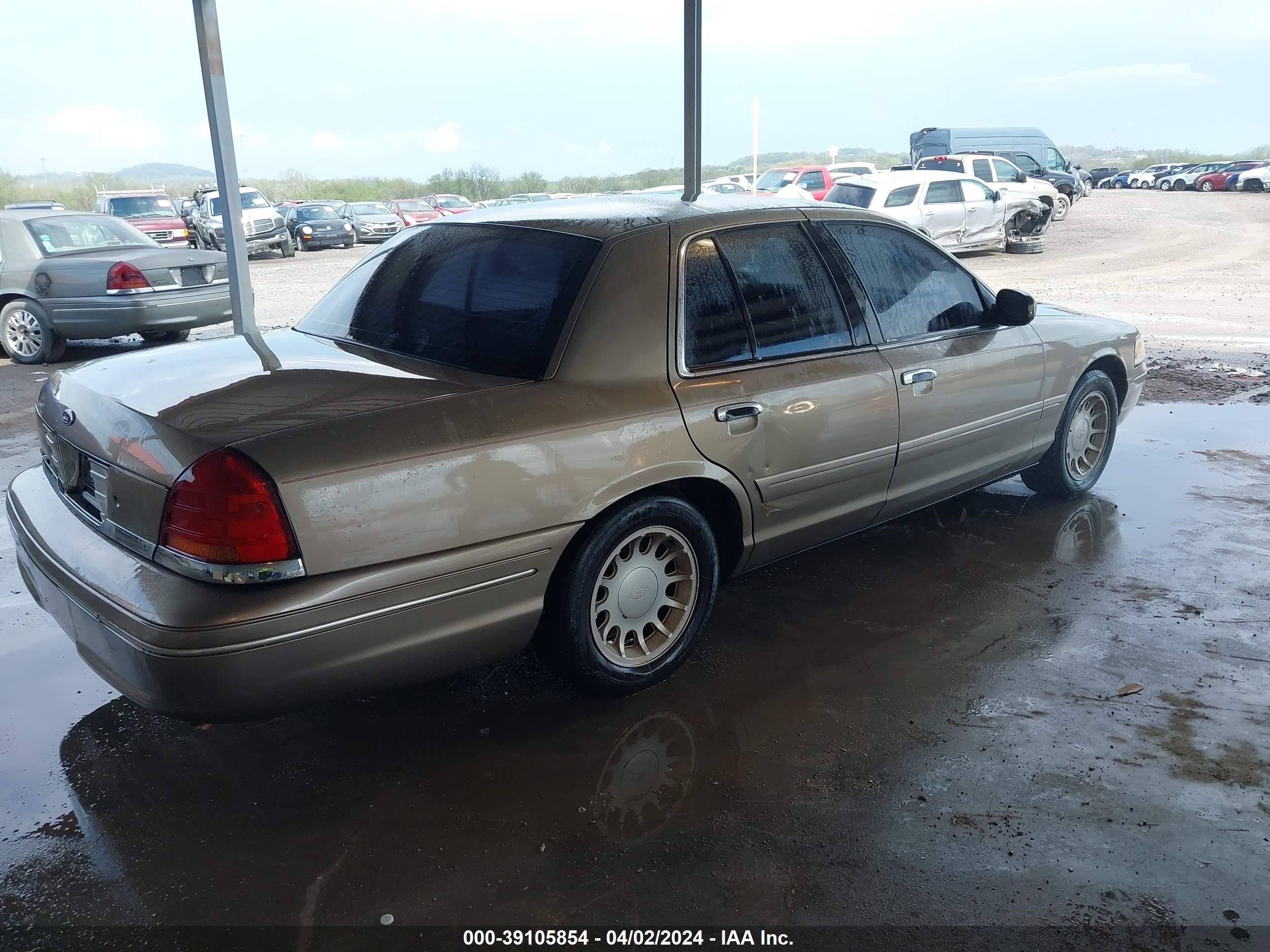 Photo 3 VIN: 2FAFP74W62X152601 - FORD CROWN VICTORIA 