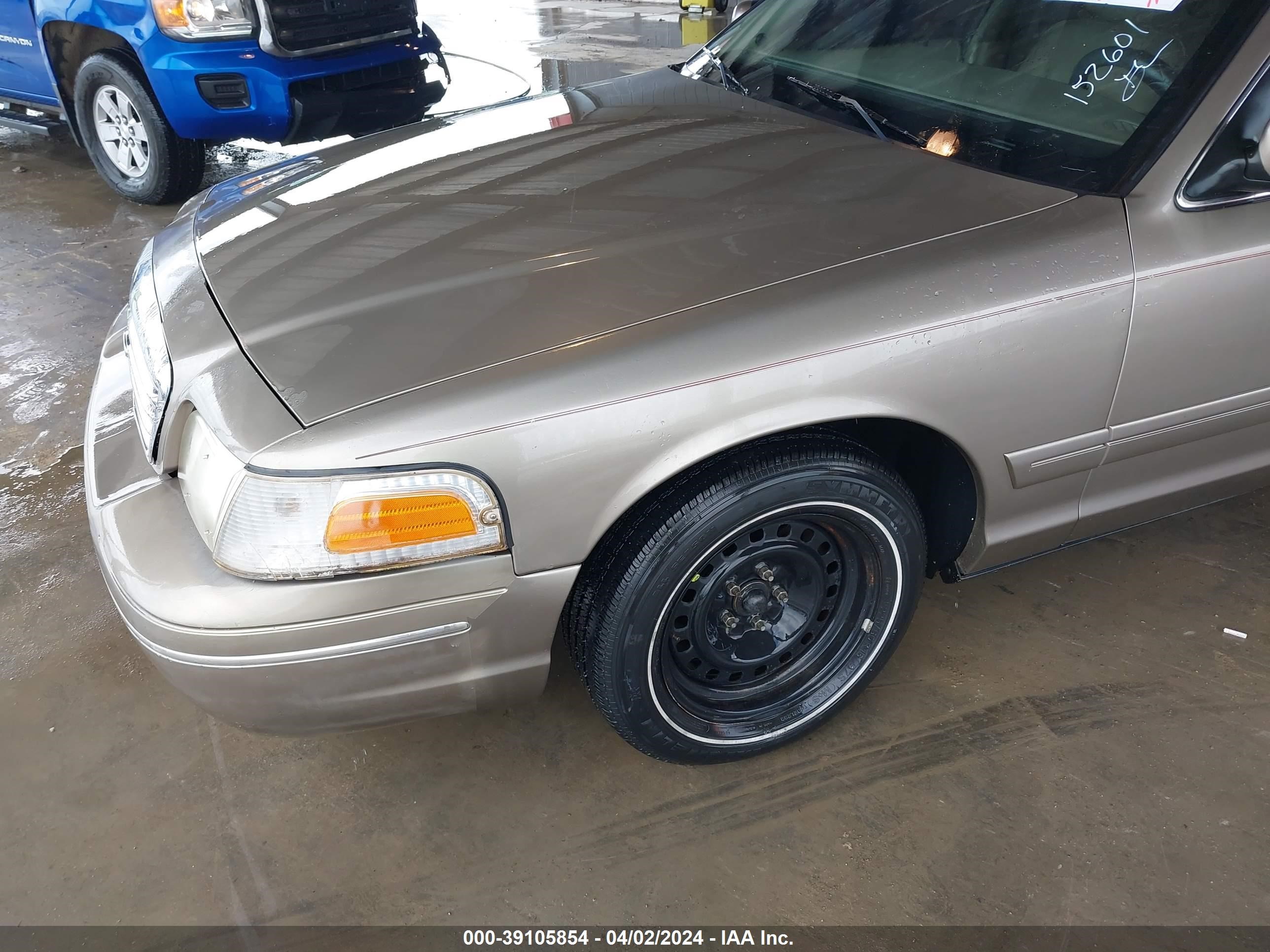 Photo 5 VIN: 2FAFP74W62X152601 - FORD CROWN VICTORIA 