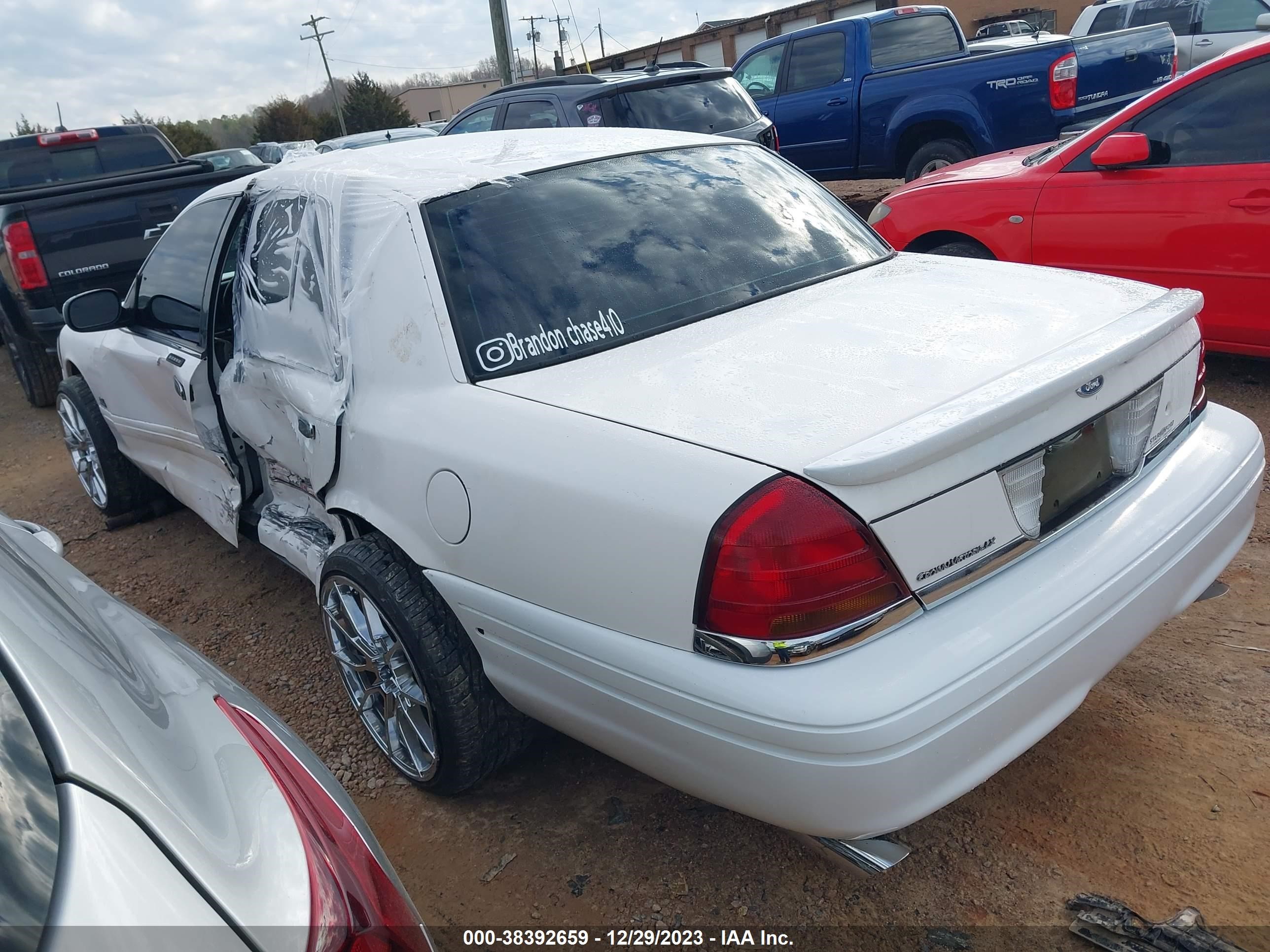 Photo 2 VIN: 2FAFP74W63X134133 - FORD CROWN VICTORIA 