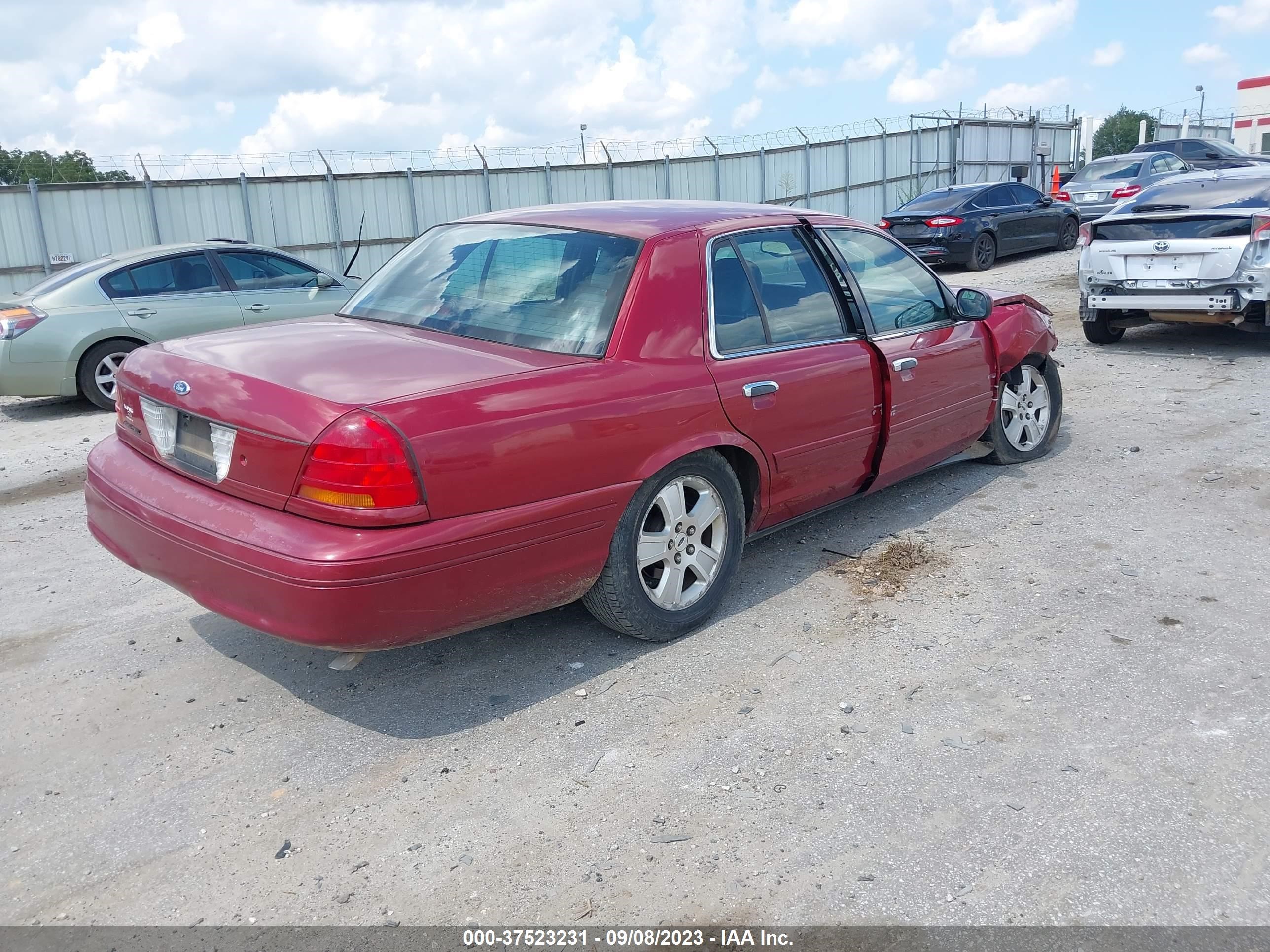 Photo 3 VIN: 2FAFP74W63X162594 - FORD CROWN VICTORIA 