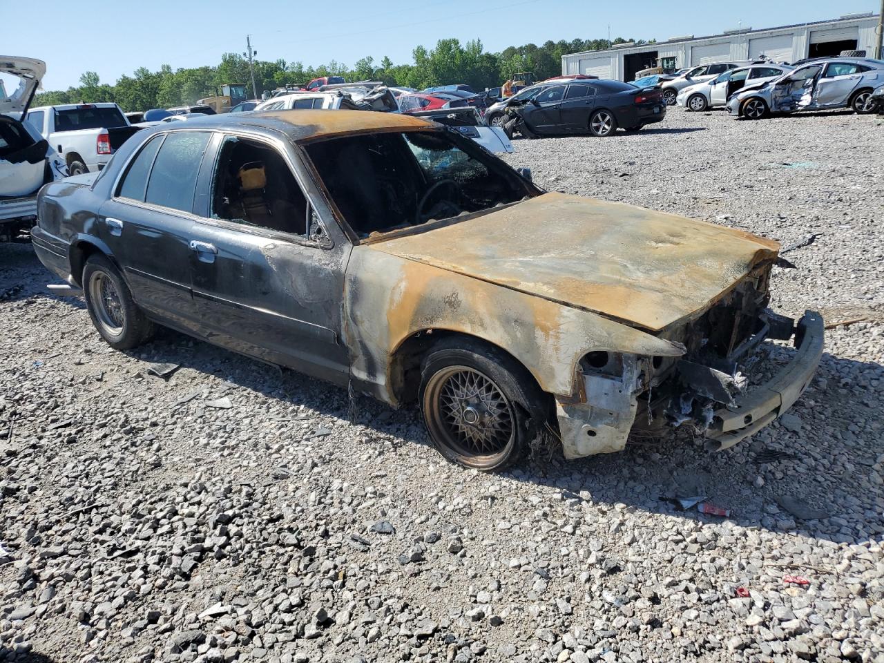 Photo 3 VIN: 2FAFP74W6WX190660 - FORD CROWN VICTORIA 